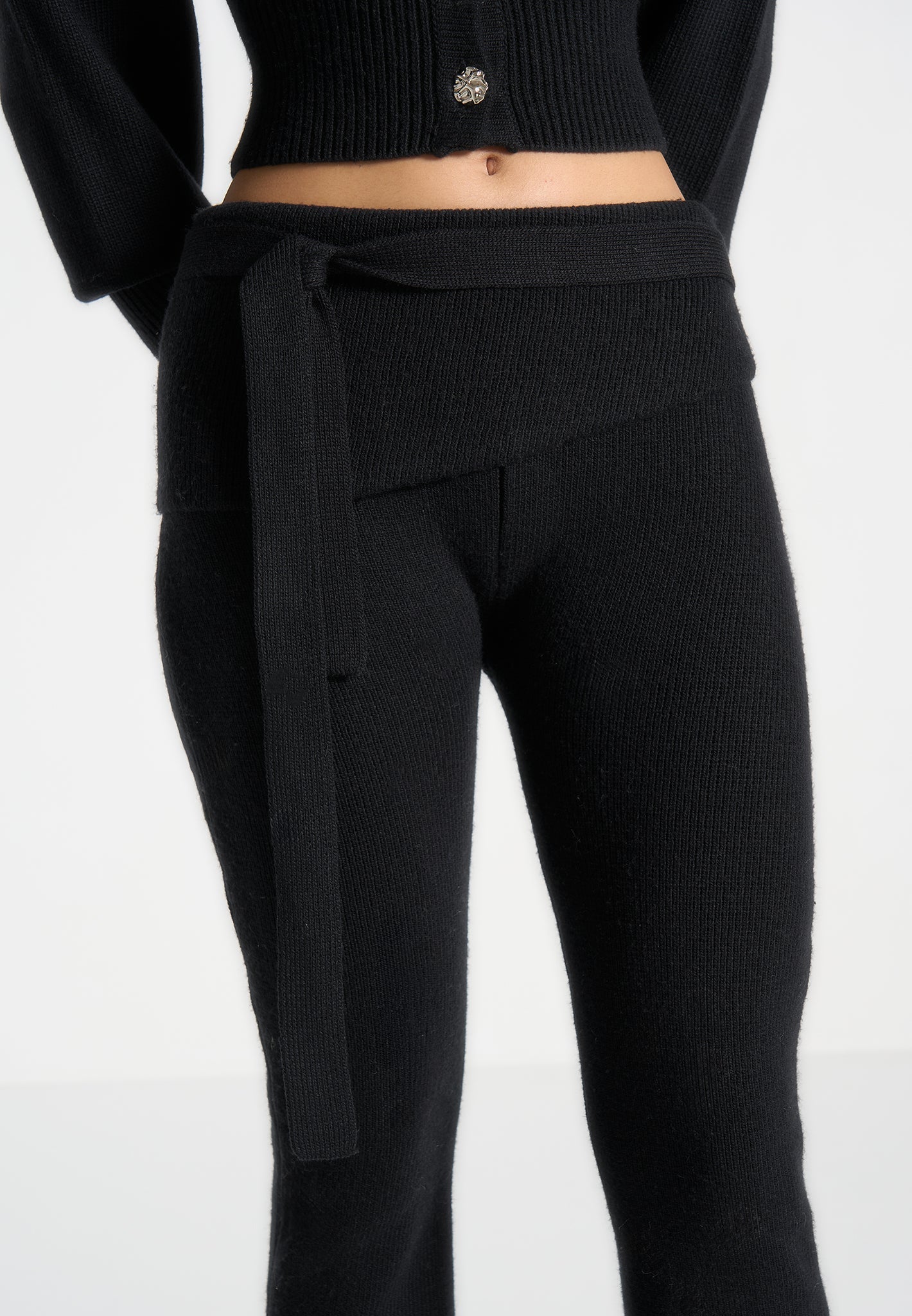 Gestrickte Fit & Flare-Leggings mit Gürtel - Schwarz