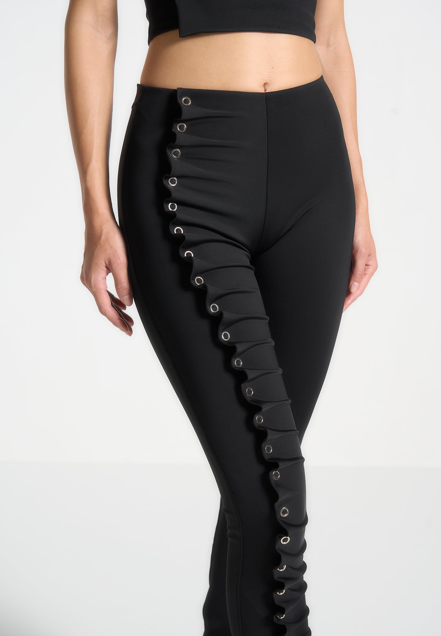 Leggings mit Ösendetail - Schwarz
