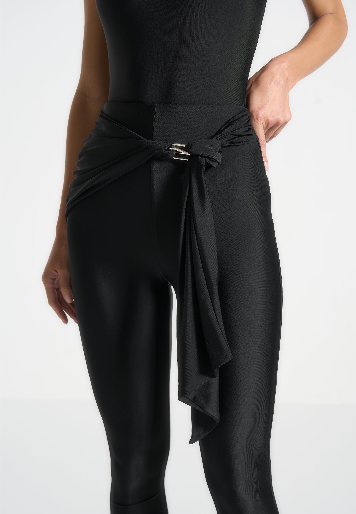 Leggings mit drapiertem Metalldetail - Schwarz