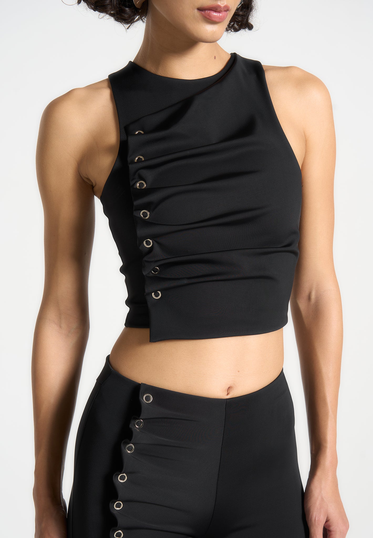 Racer-Top mit Ösendetail - Schwarz