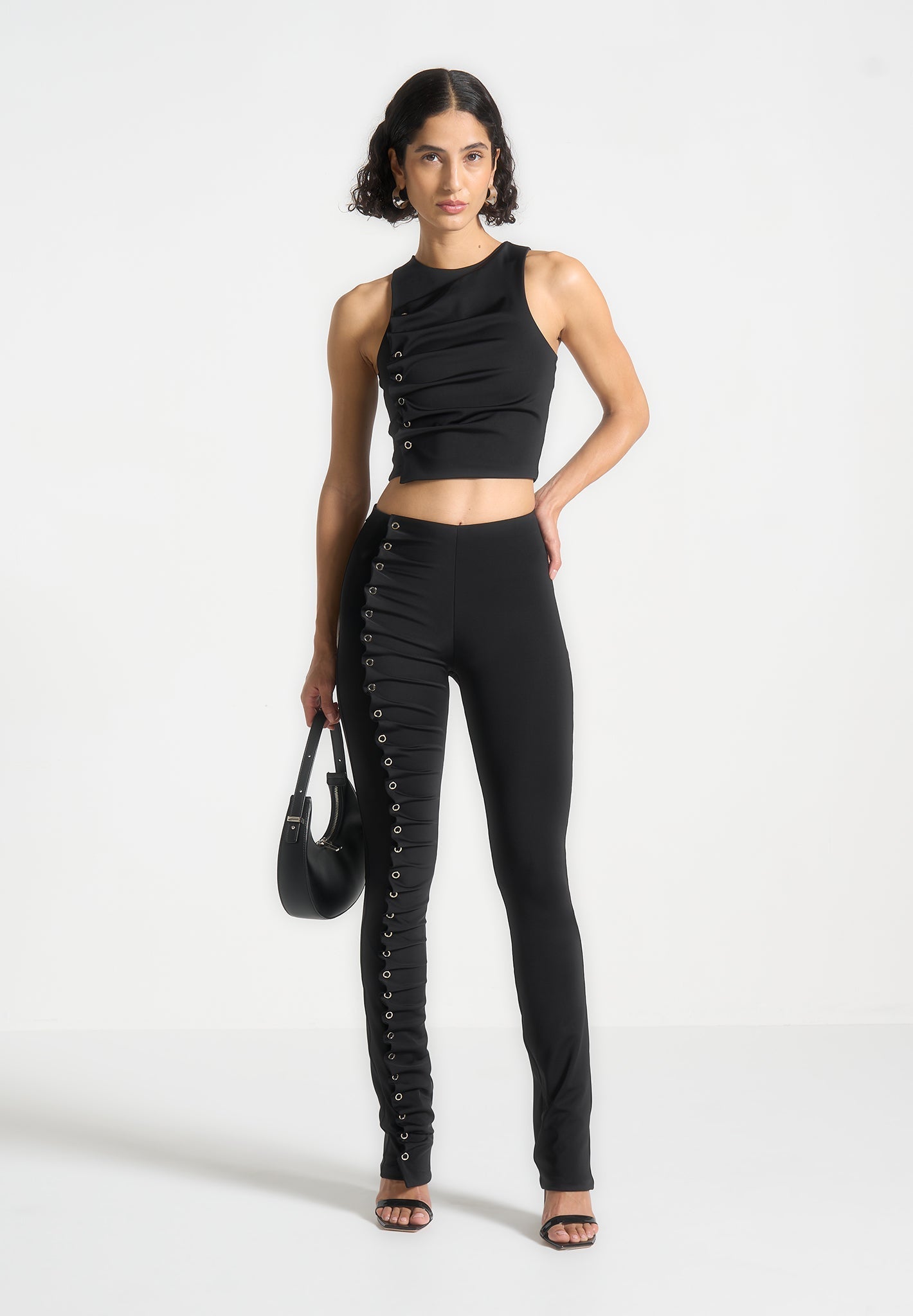 Racer-Top mit Ösendetail - Schwarz