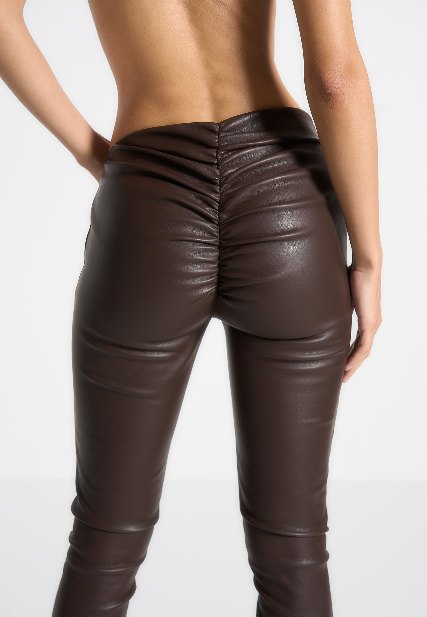 Leggings aus Leder mit abgewinkeltem Bund - Braun