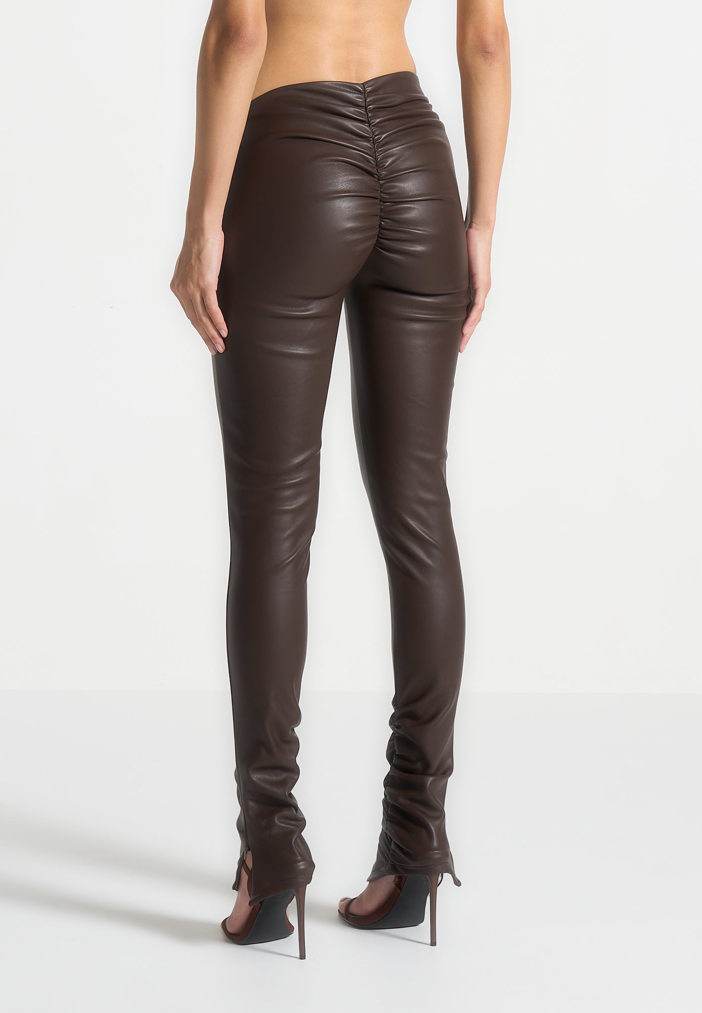 Leggings aus Leder mit abgewinkeltem Bund - Braun