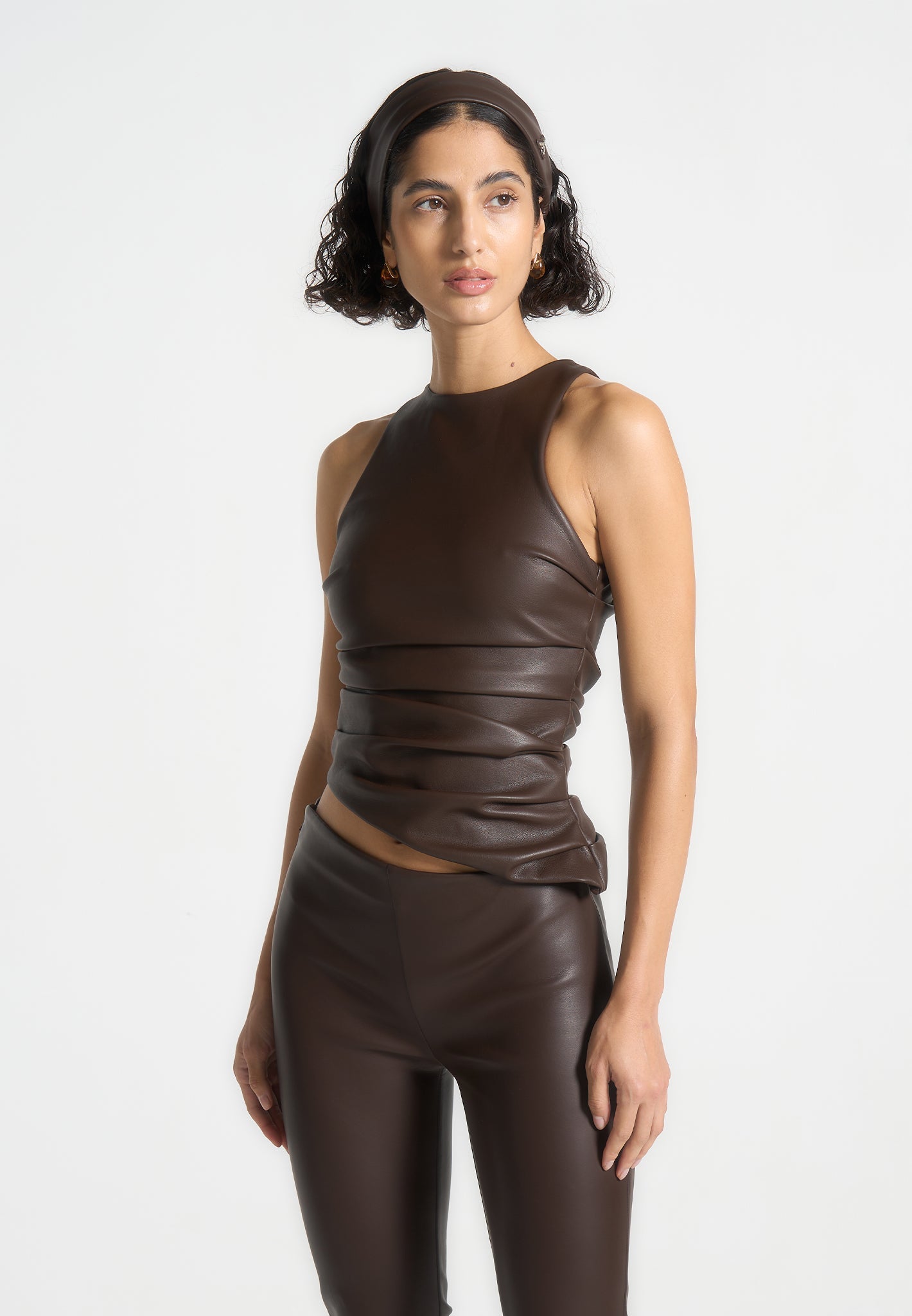 Asymmetrisches Racer-Top aus Leder mit Nähten - Braun