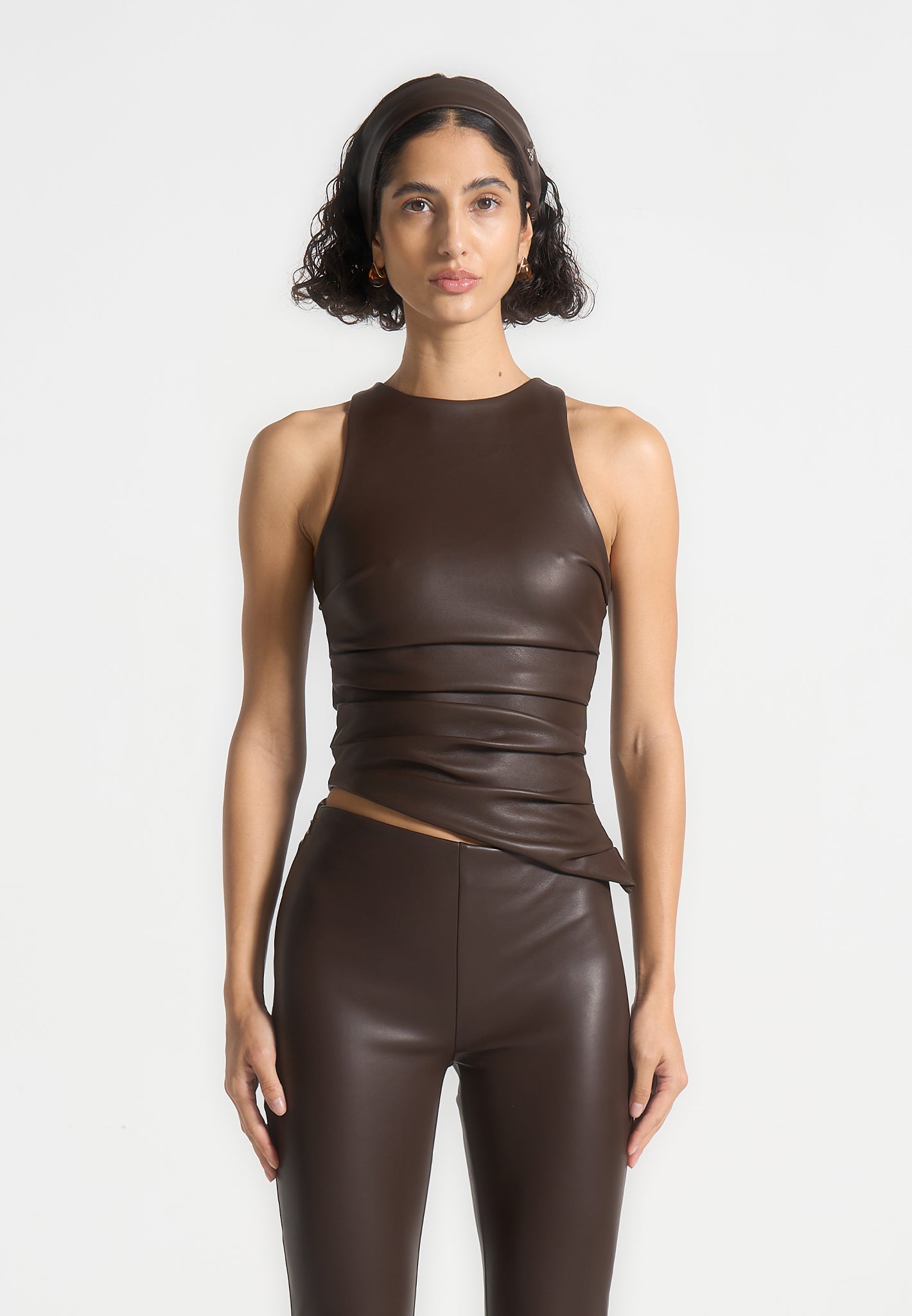 Asymmetrisches Racer-Top aus Leder mit Nähten - Braun