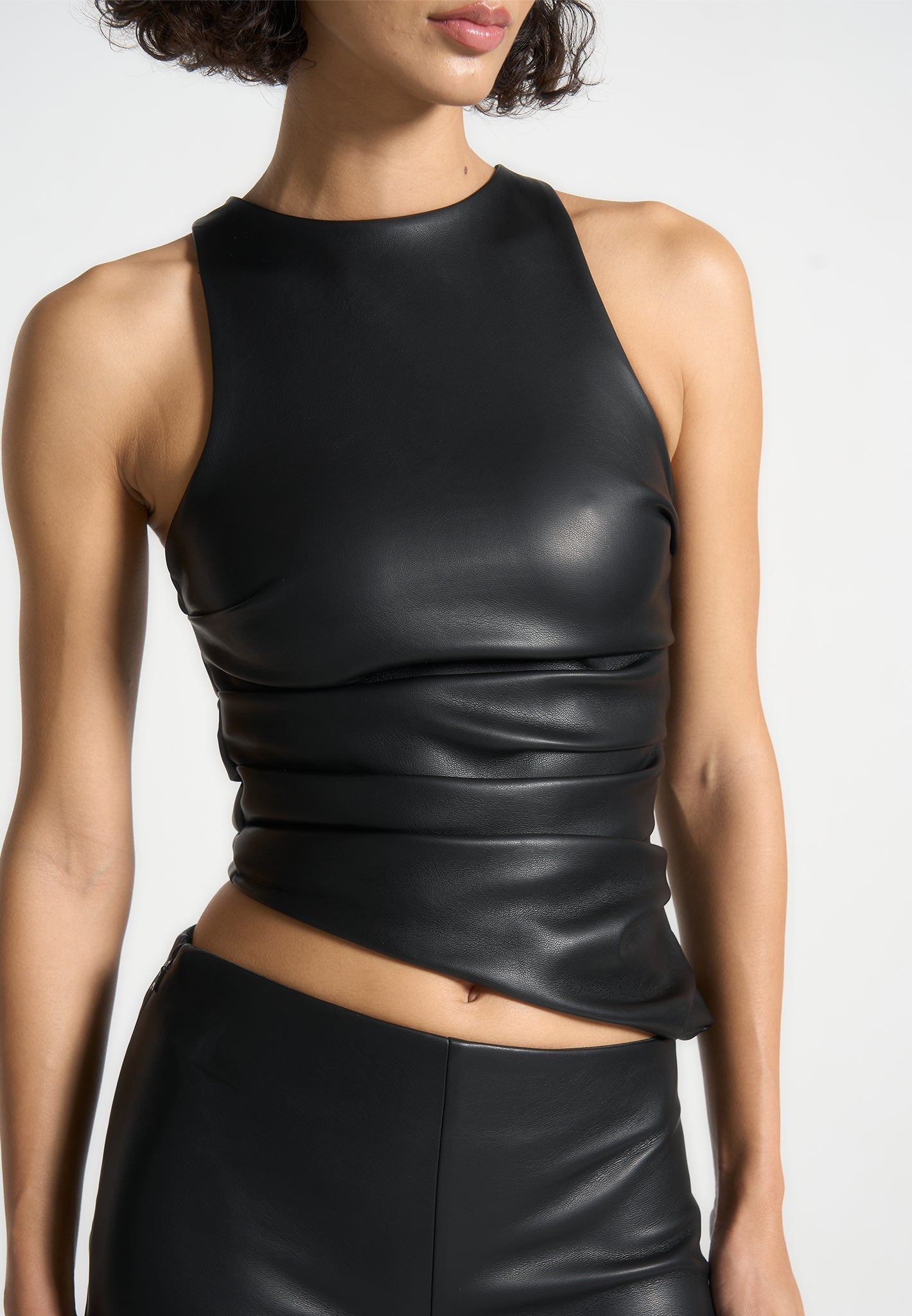 Asymmetrisches Racer-Top aus Leder mit Nähten - Schwarz
