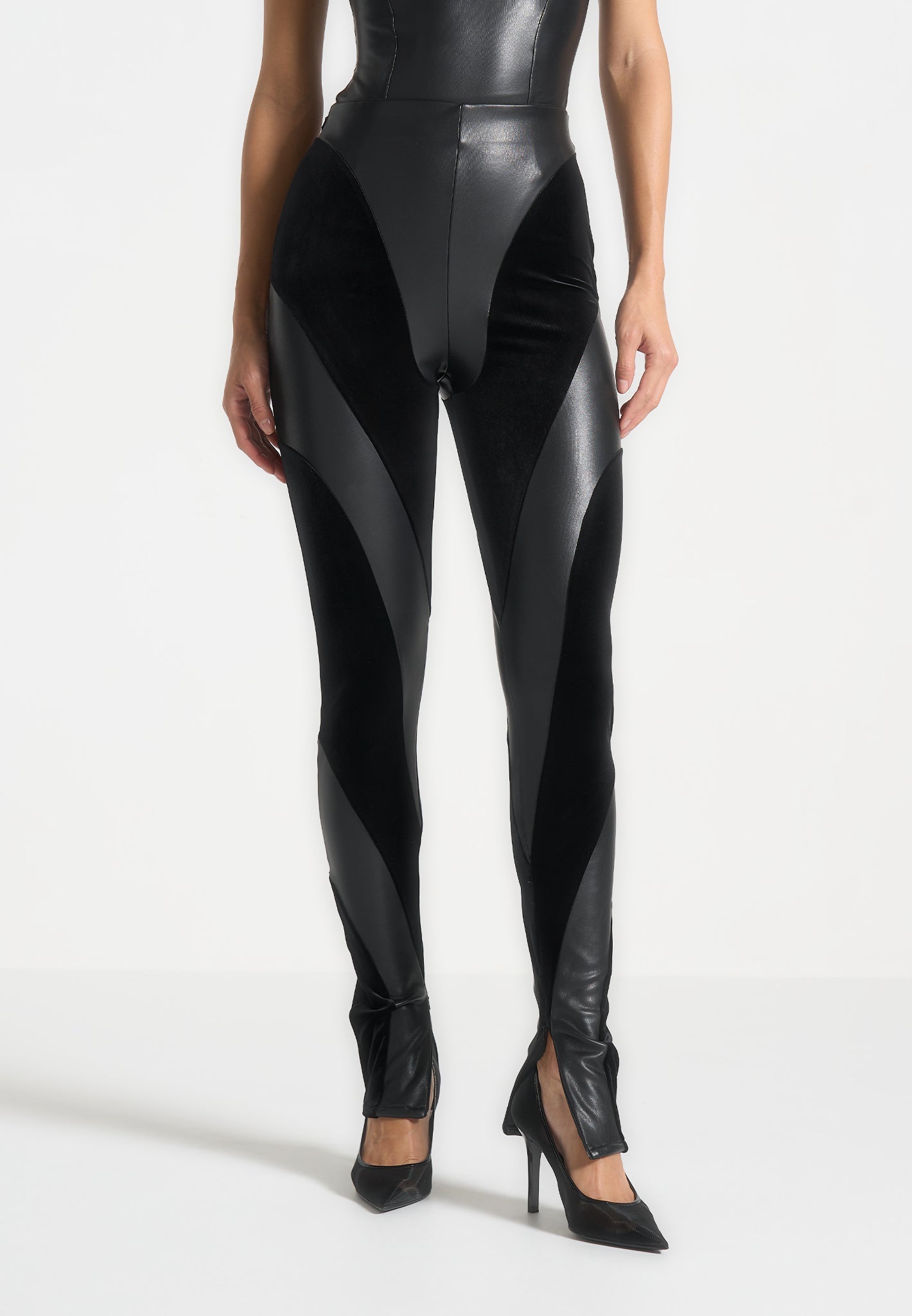 Kontur-Leggings aus Leder und Velours - Schwarz