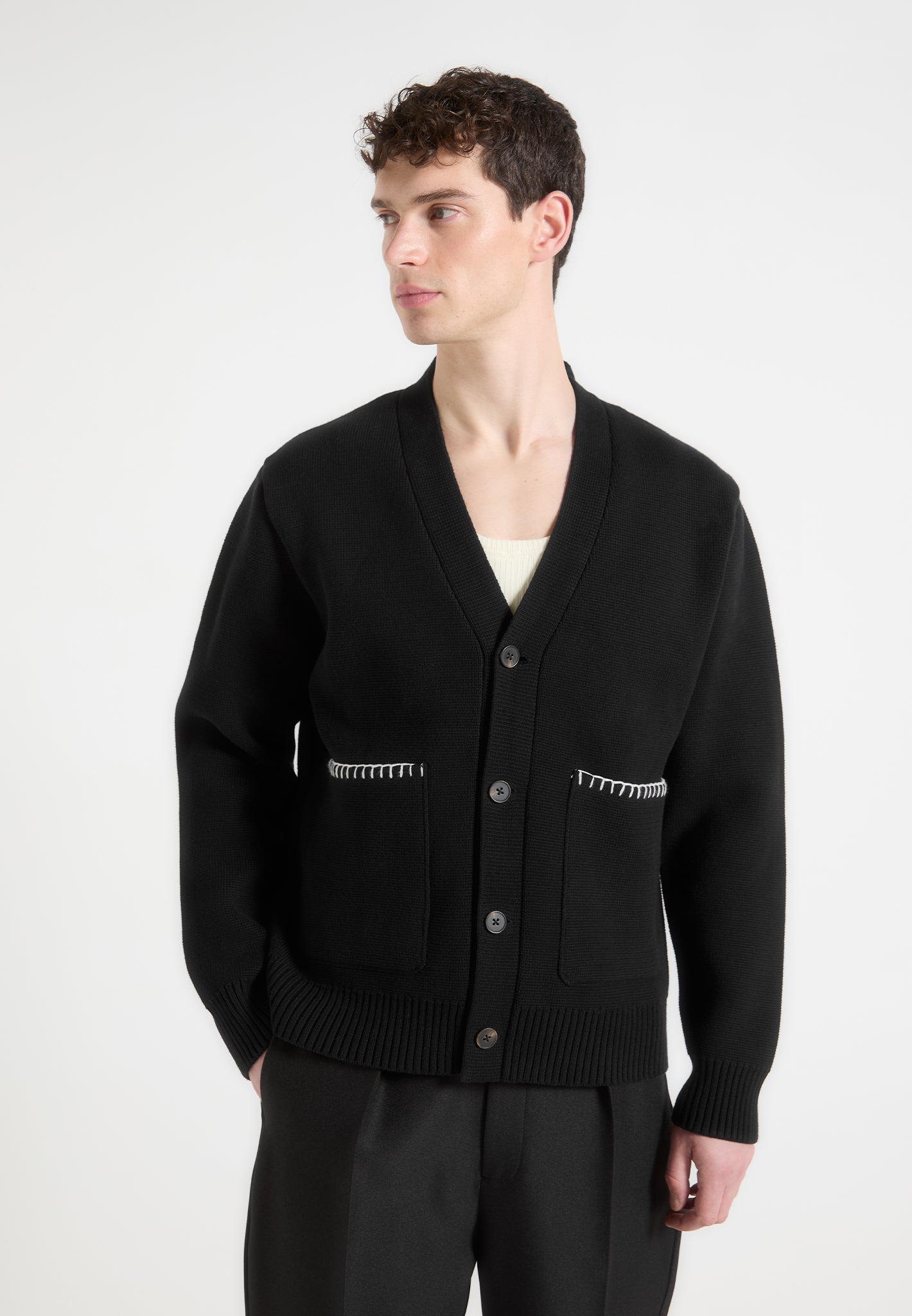 Cardigan aus gekämmter Baumwolle mit Überwendlingsstich - Schwarz