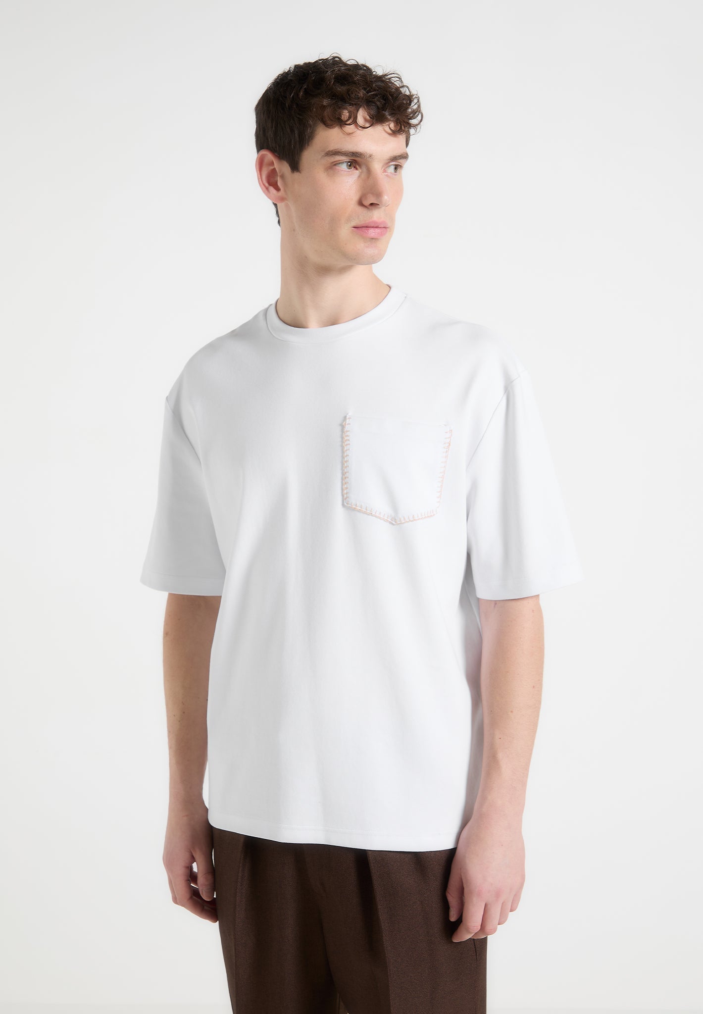 T-Shirt mit Überwendlingsstich-Tasche - Weiß