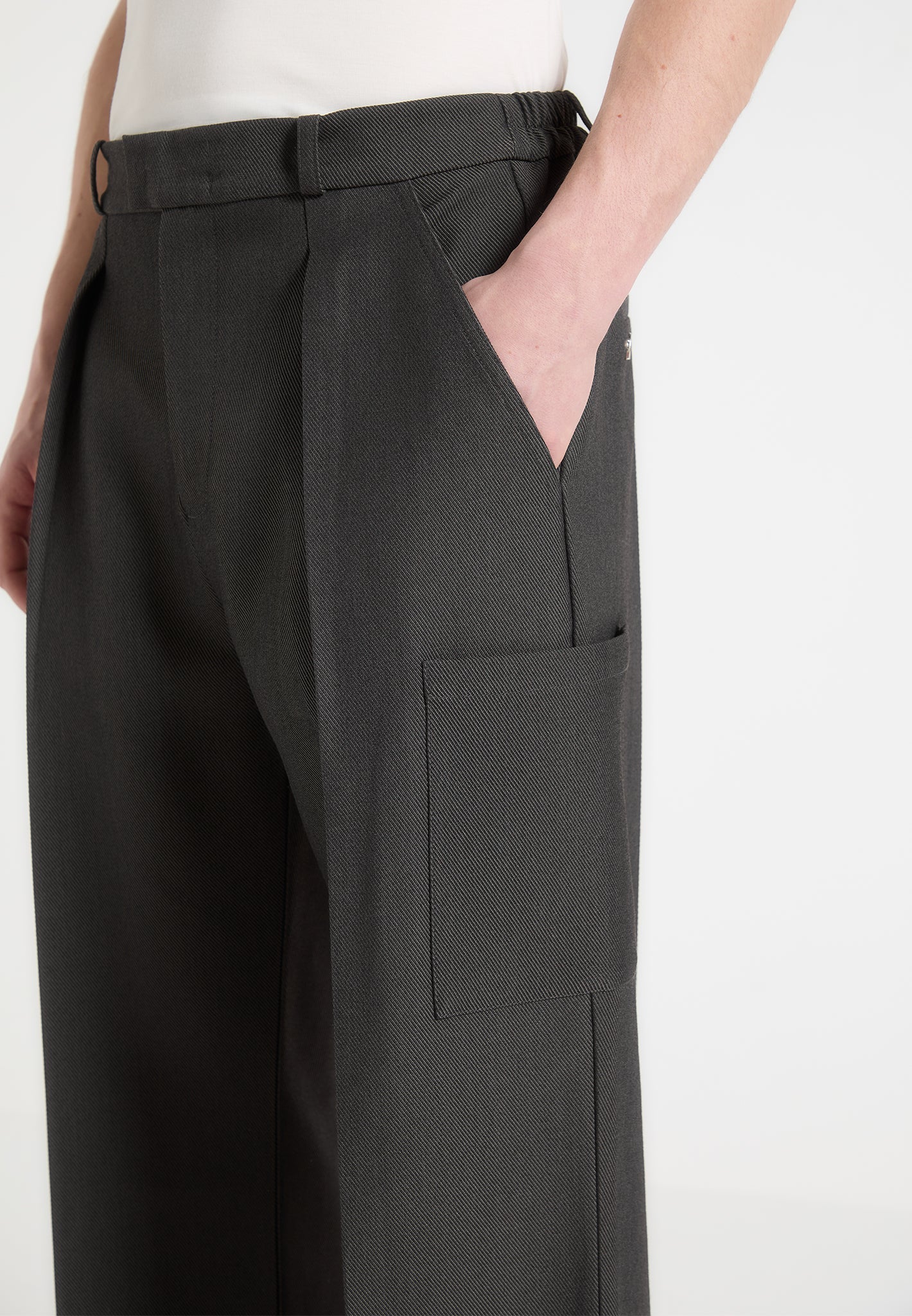 Weite Bundfaltenhose mit Taschen - Grau
