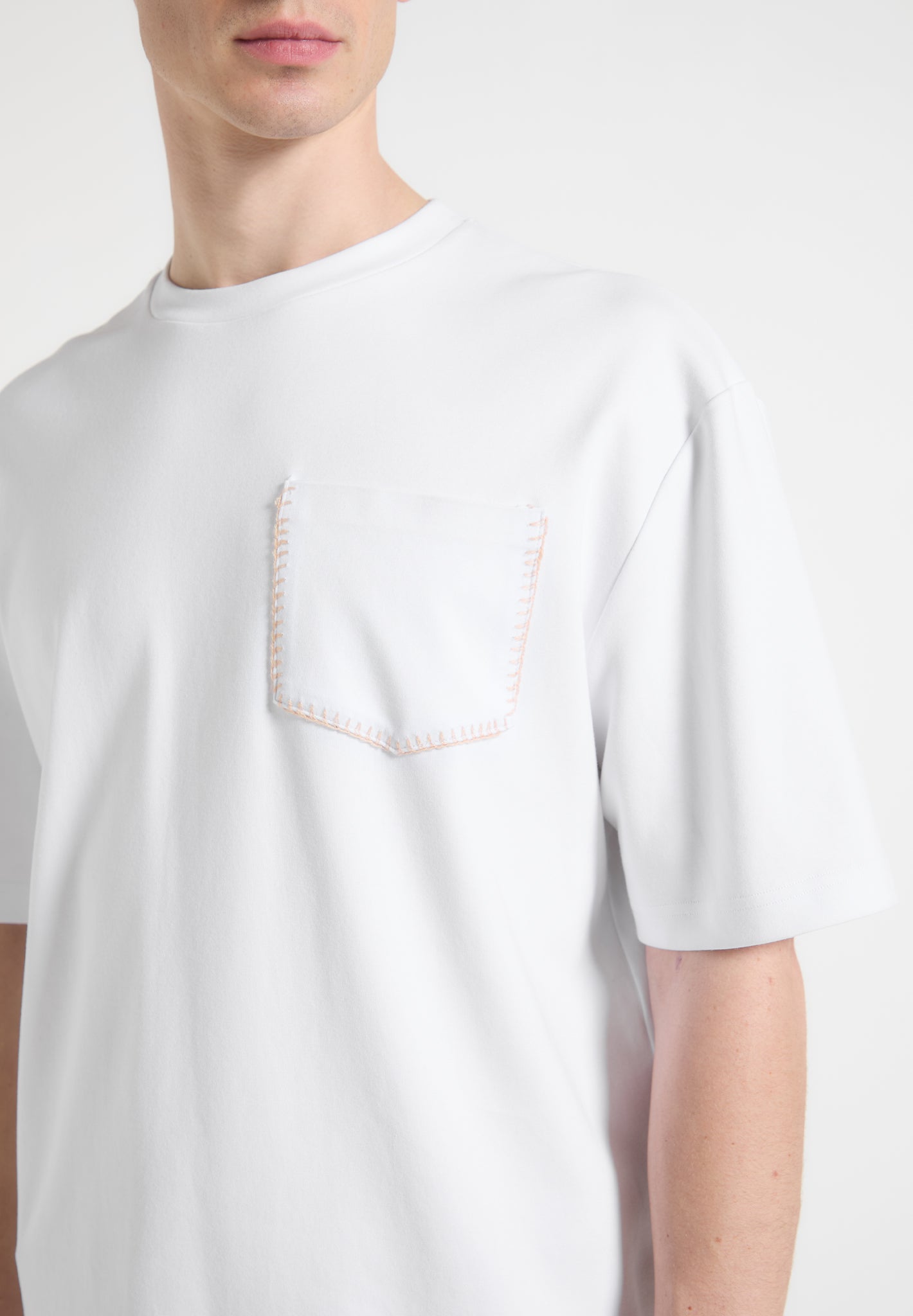 T-Shirt mit Überwendlingsstich-Tasche - Weiß