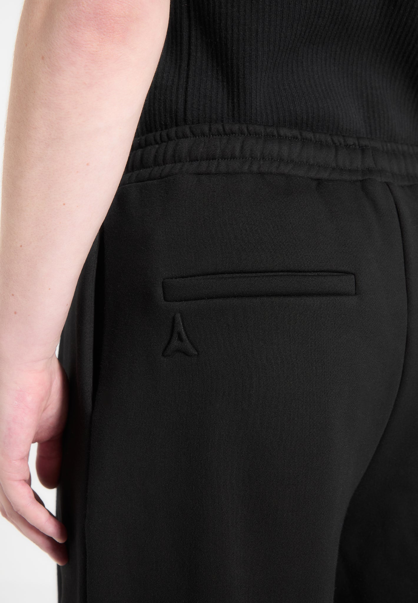 Éternel – Lockere Jogginghose mit Kellerfalten – Schwarz