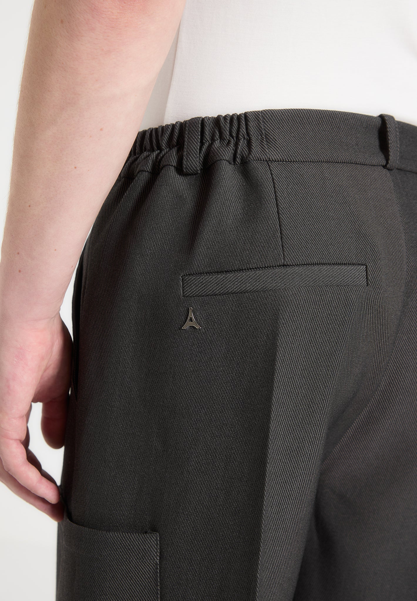 Weite Bundfaltenhose mit Taschen - Grau