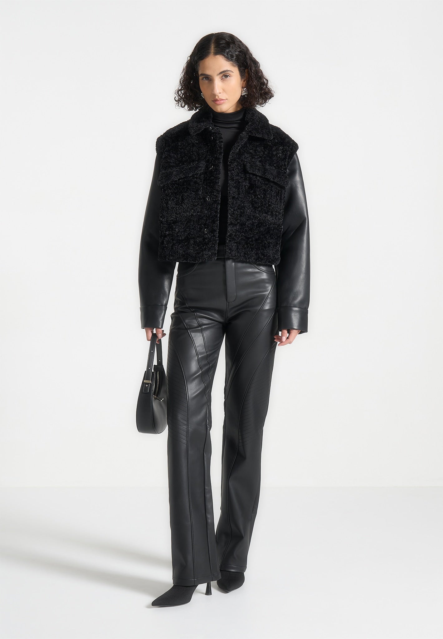 Plüschjacke mit Lederärmeln - Schwarz