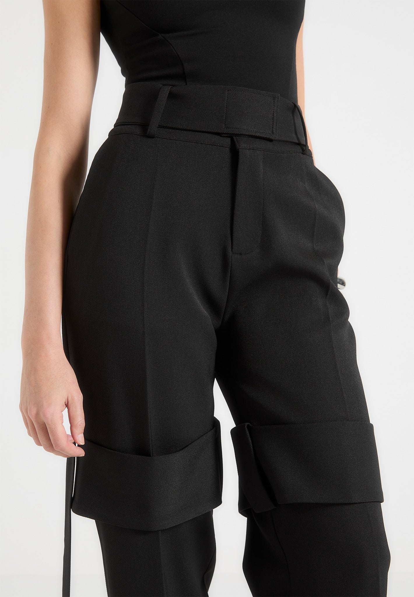 Maßgeschneiderte Hose mit Gürtelriemendetail - Schwarz