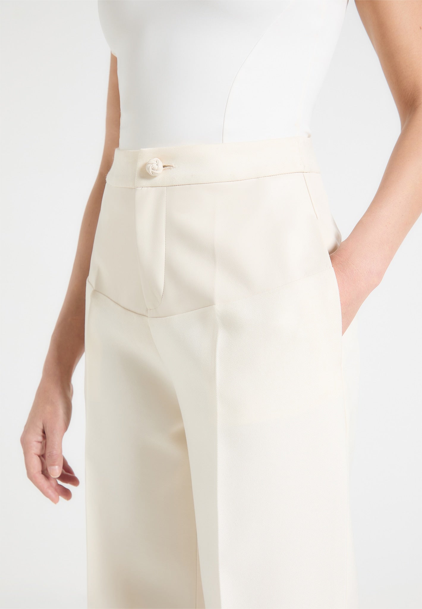 Maßgeschneiderte Hose mit Ledereinsätzen - Creme