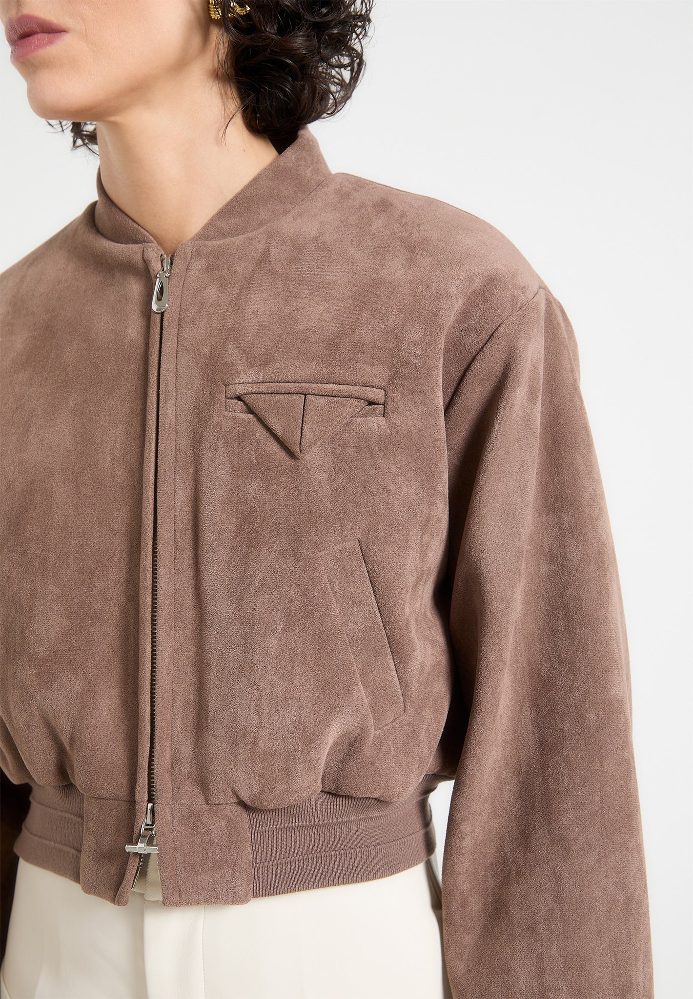 Bomberjacke aus Wildleder mit breiten Schultern - Taupe