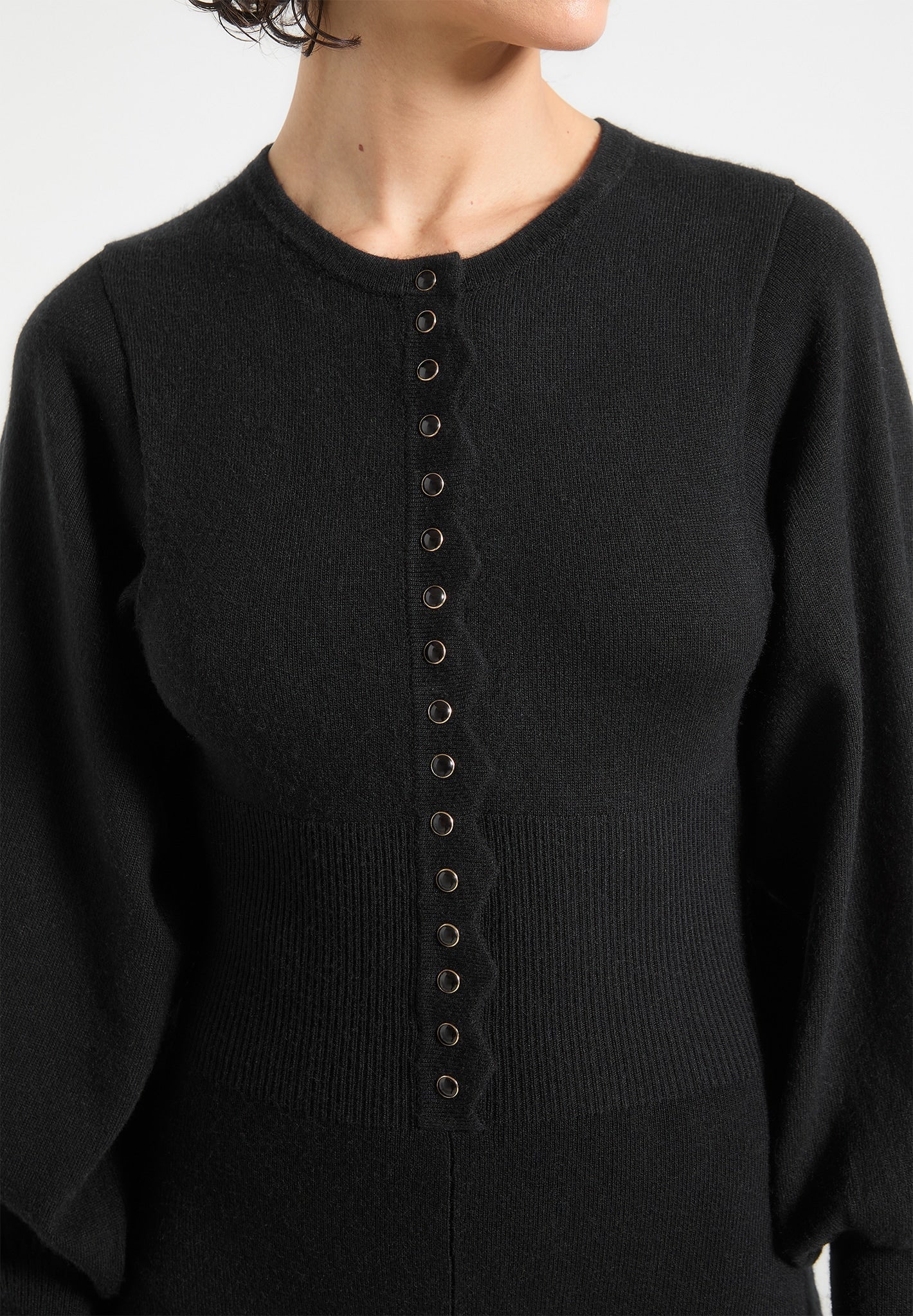 Gestrickter Playsuit mit Muschelsaum - Schwarz