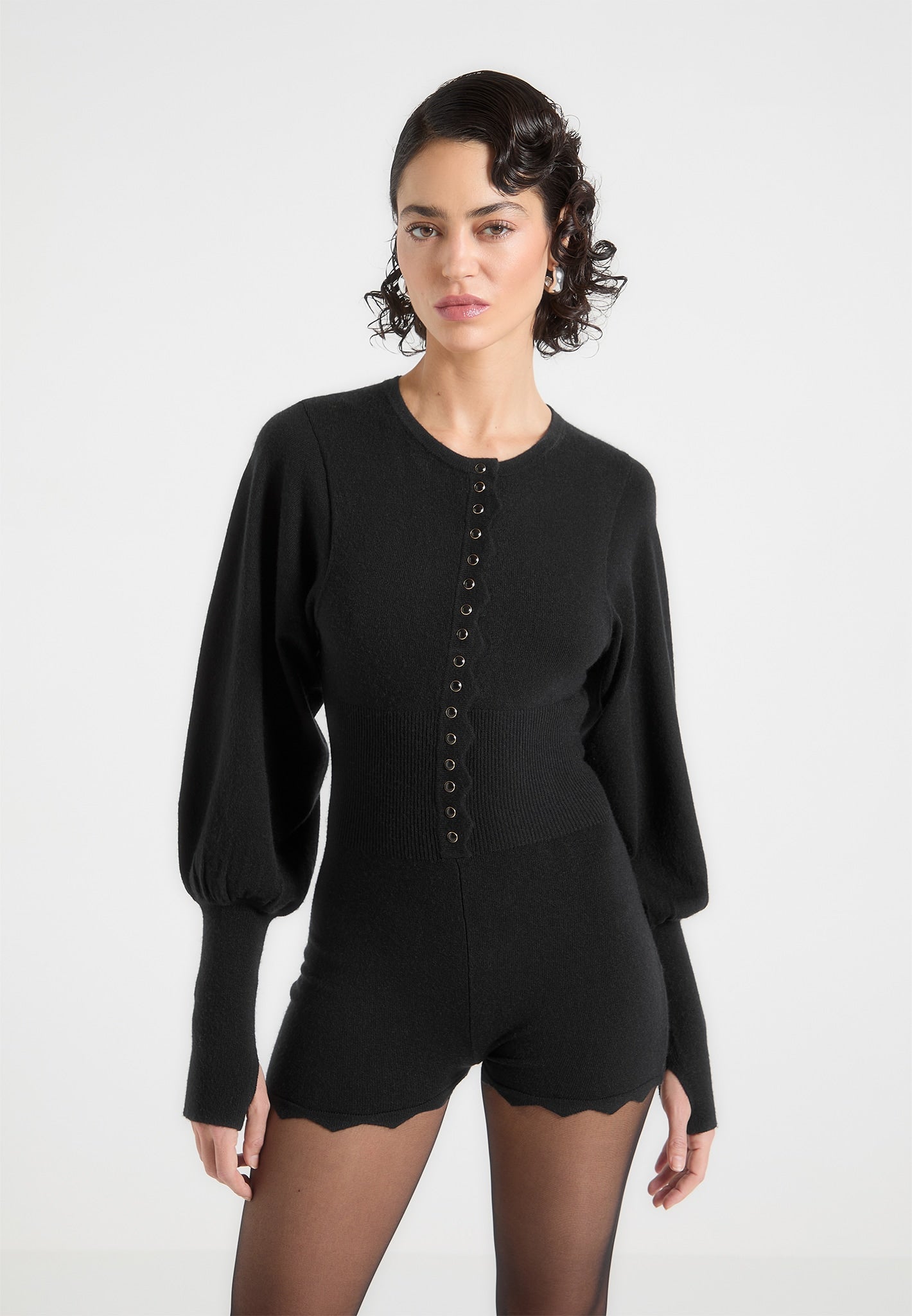 Gestrickter Playsuit mit Muschelsaum - Schwarz