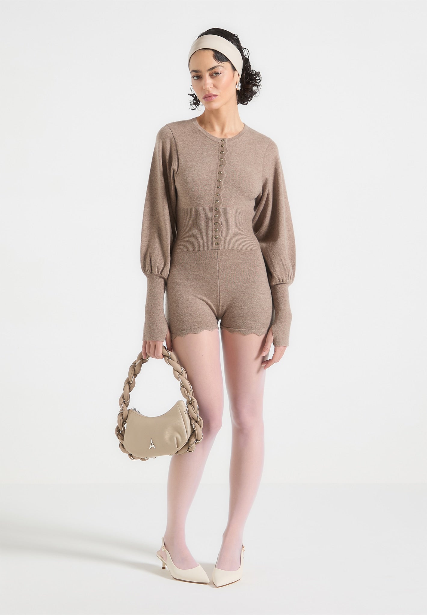 Gestrickter Playsuit mit Muschelsaum - Taupe