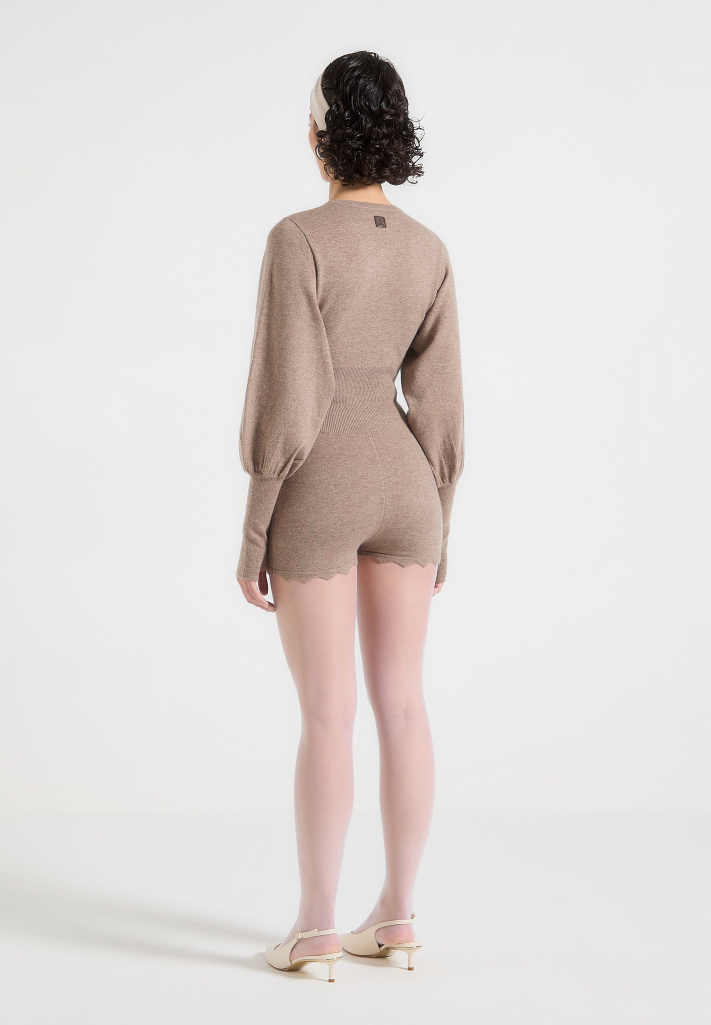 Gestrickter Playsuit mit Muschelsaum - Taupe