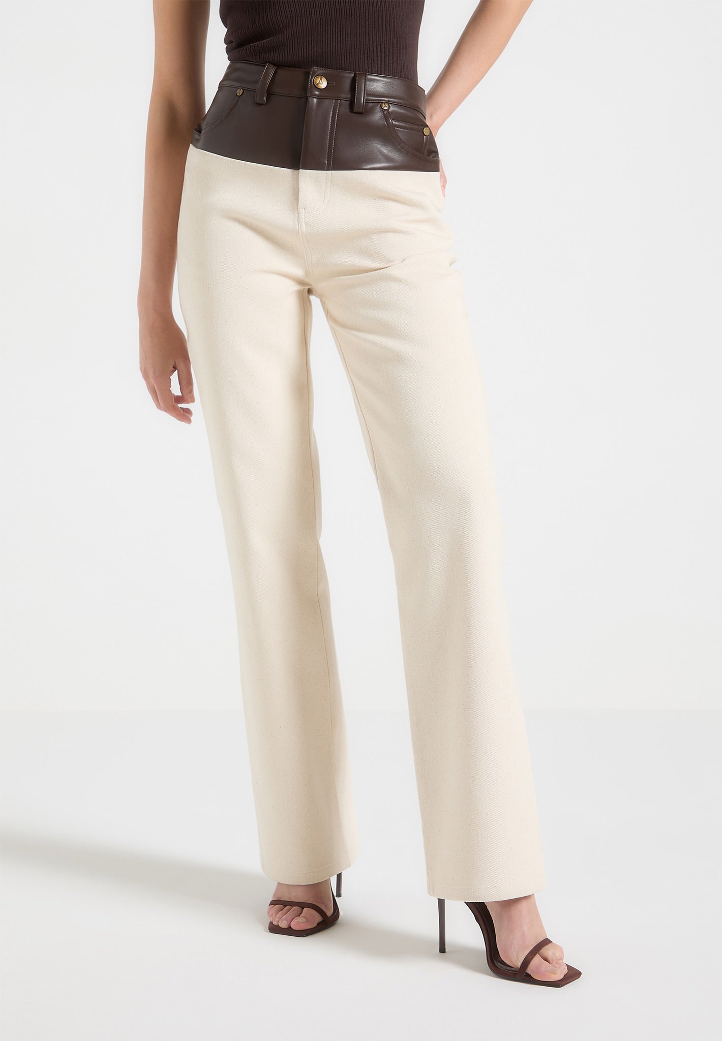 Boyfriendjeans aus Leder und Denim - Creme/Braun