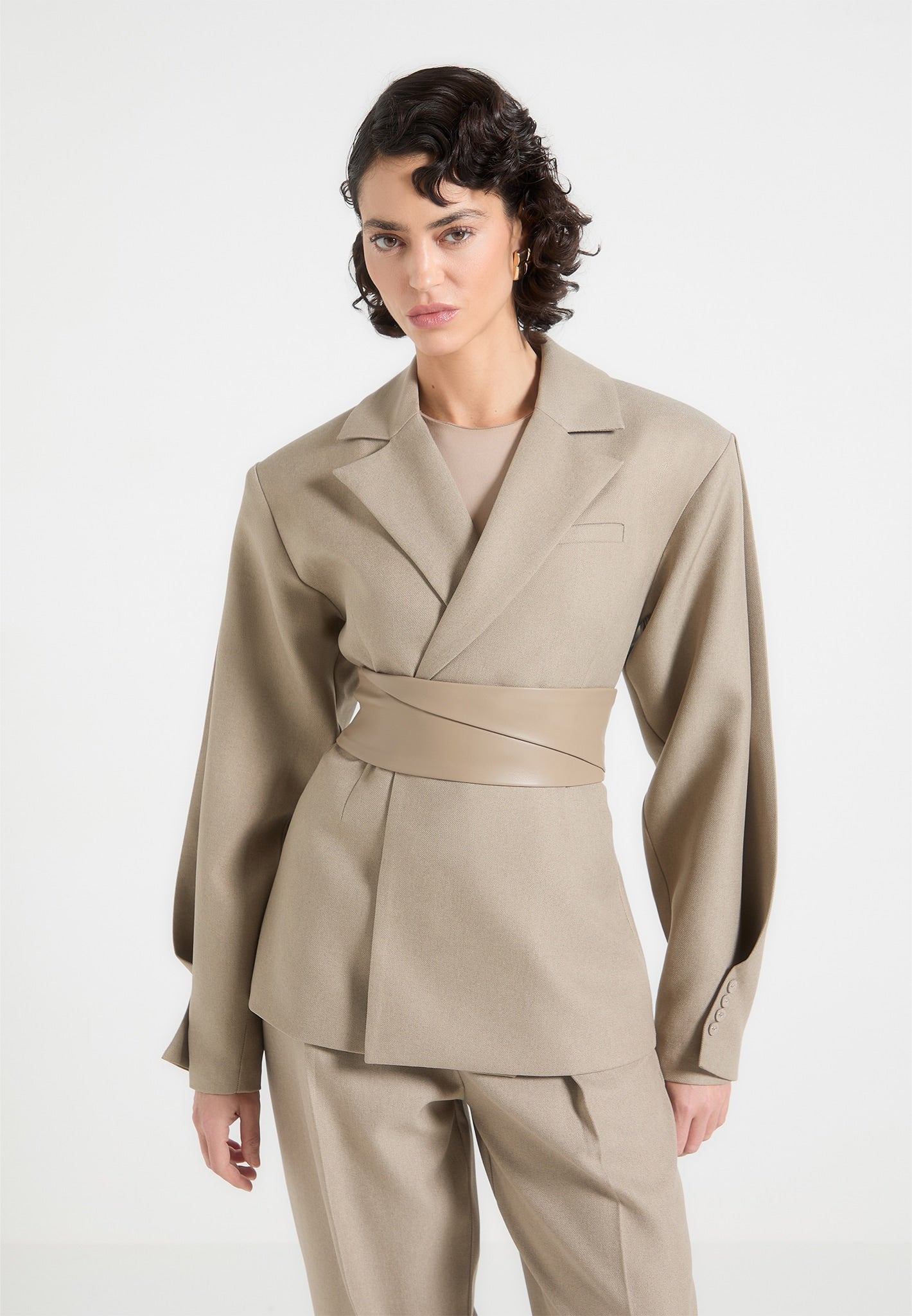 Tailored Blazer mit verdrehten Ärmeln und Gürtel - Taupe