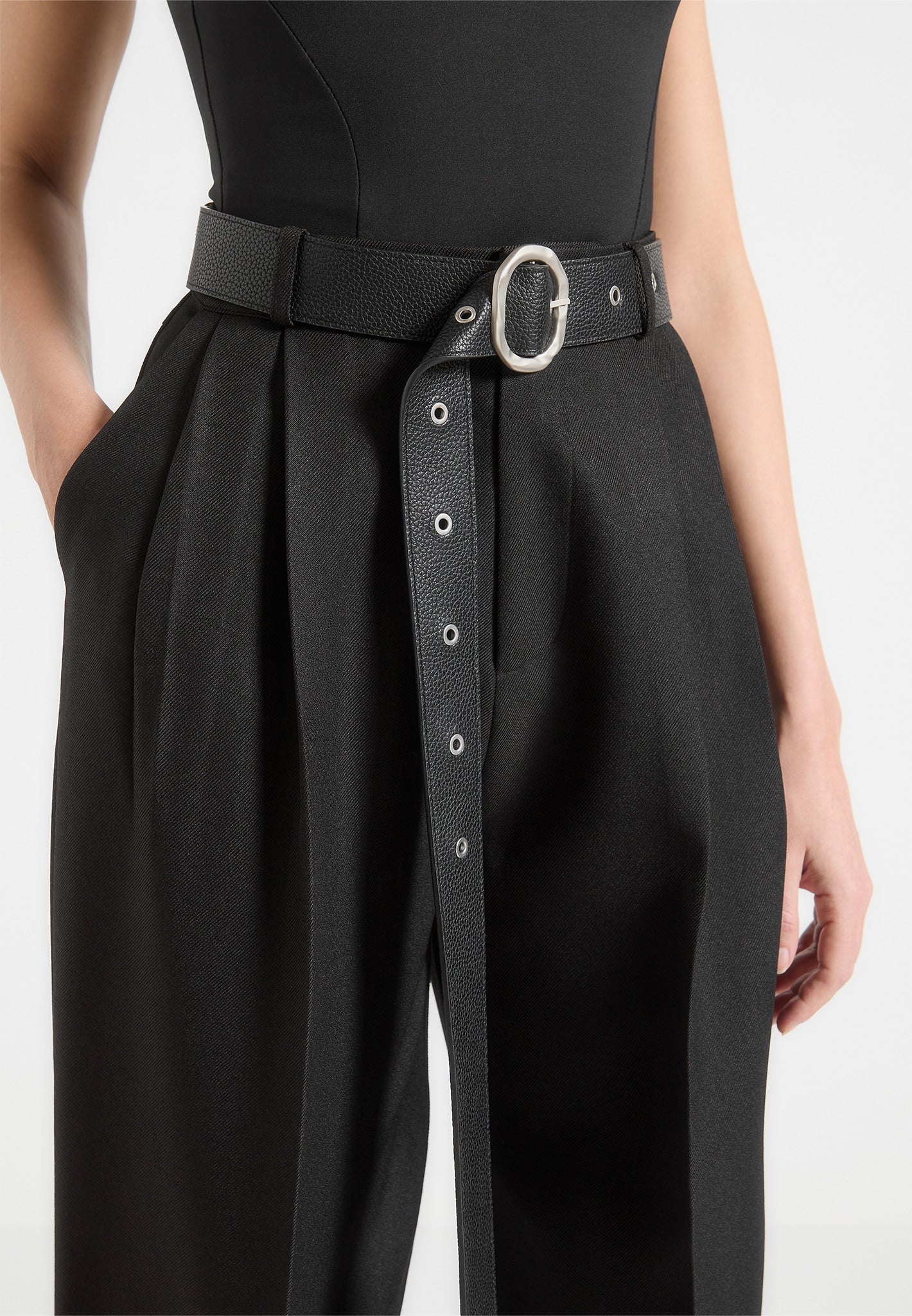 Maßgeschneiderte Hose mit übergroßem Gürtel und Knöchelbändern - Schwarz