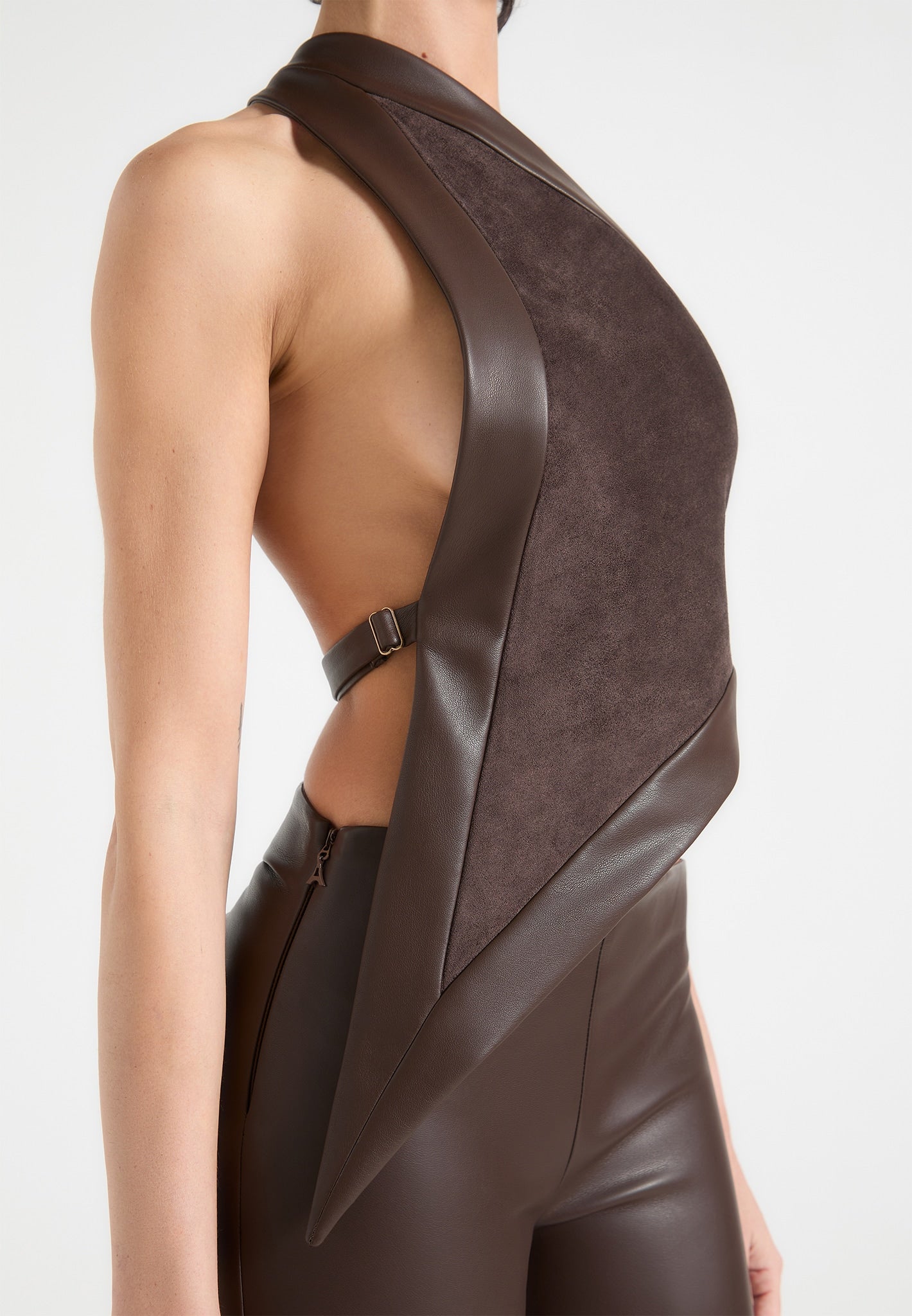 Asymmetrisches rückenfreies Top aus Wildleder und Leder - Braun