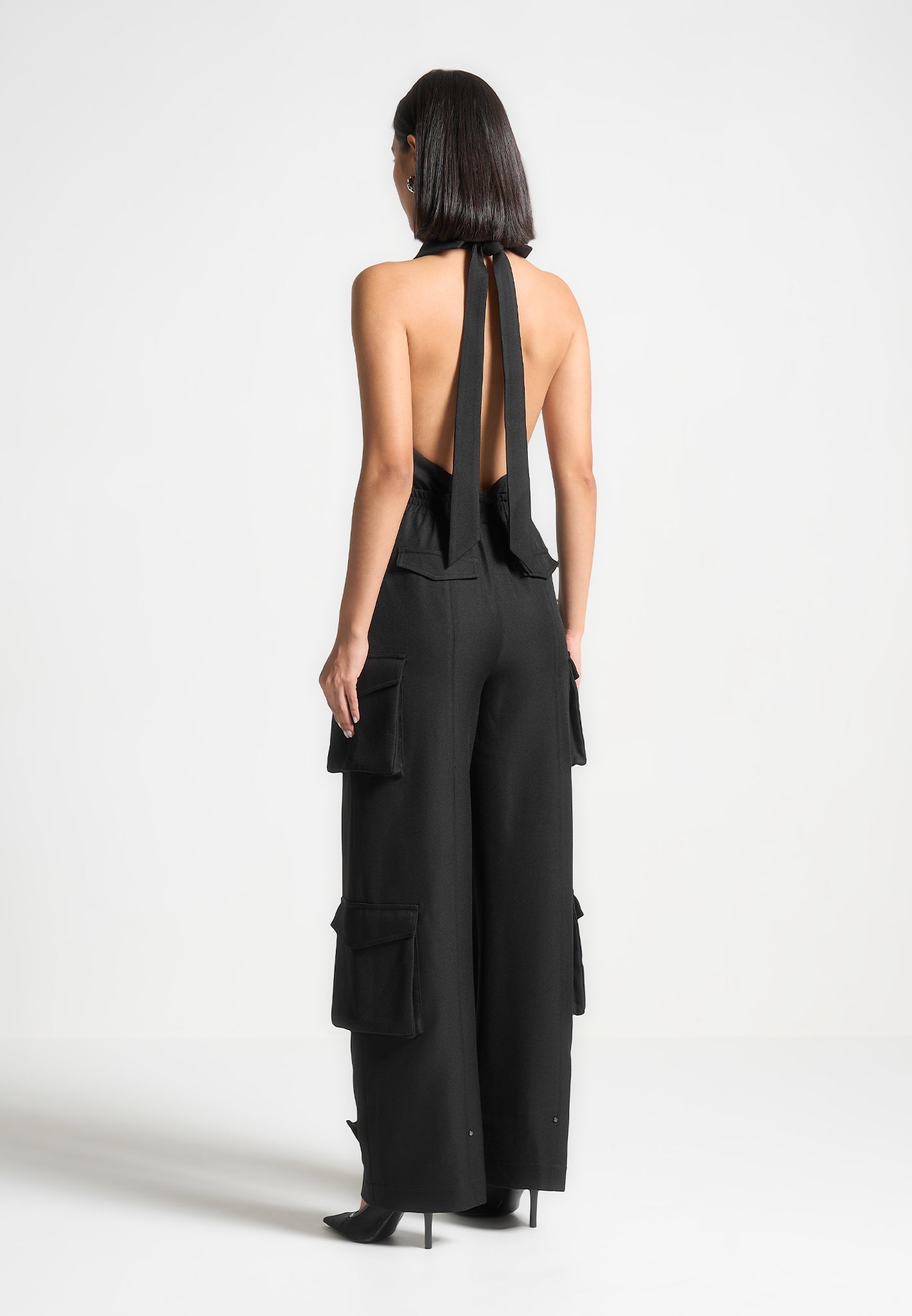 Maßgeschneiderter Neckholder-Cargo-Jumpsuit - Schwarz