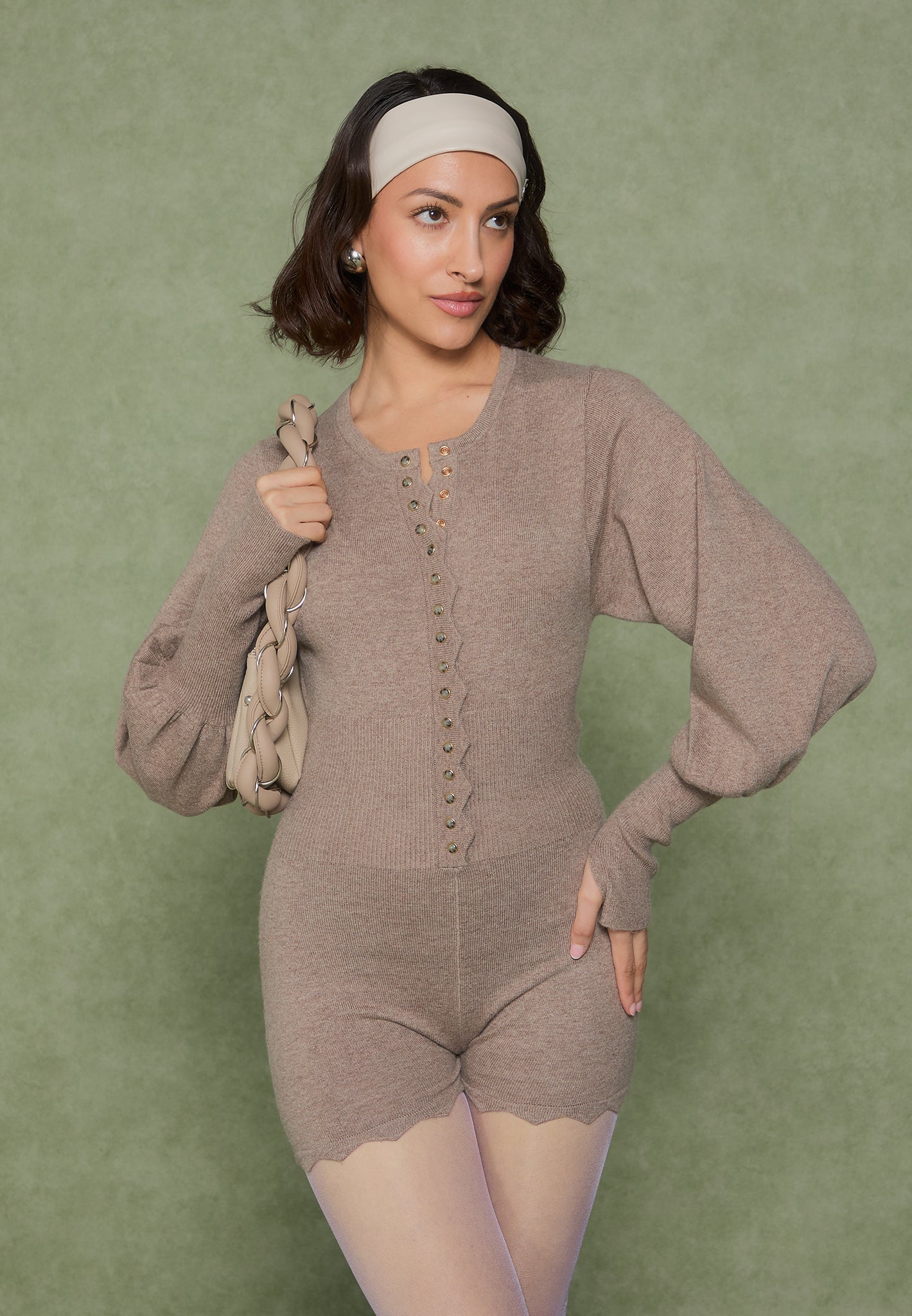 Gestrickter Playsuit mit Muschelsaum - Taupe