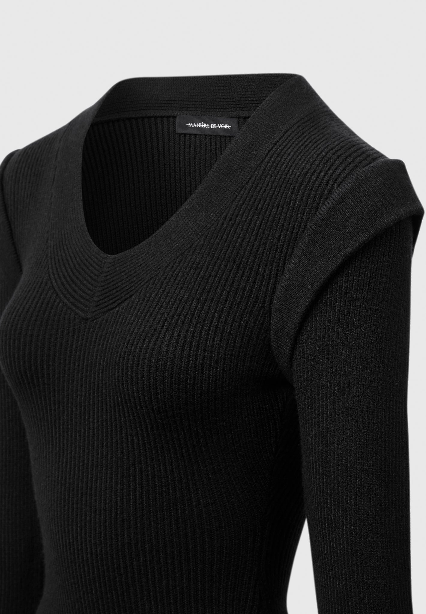 Strick-Minikleid mit weiten Schultern und Kontur - Schwarz