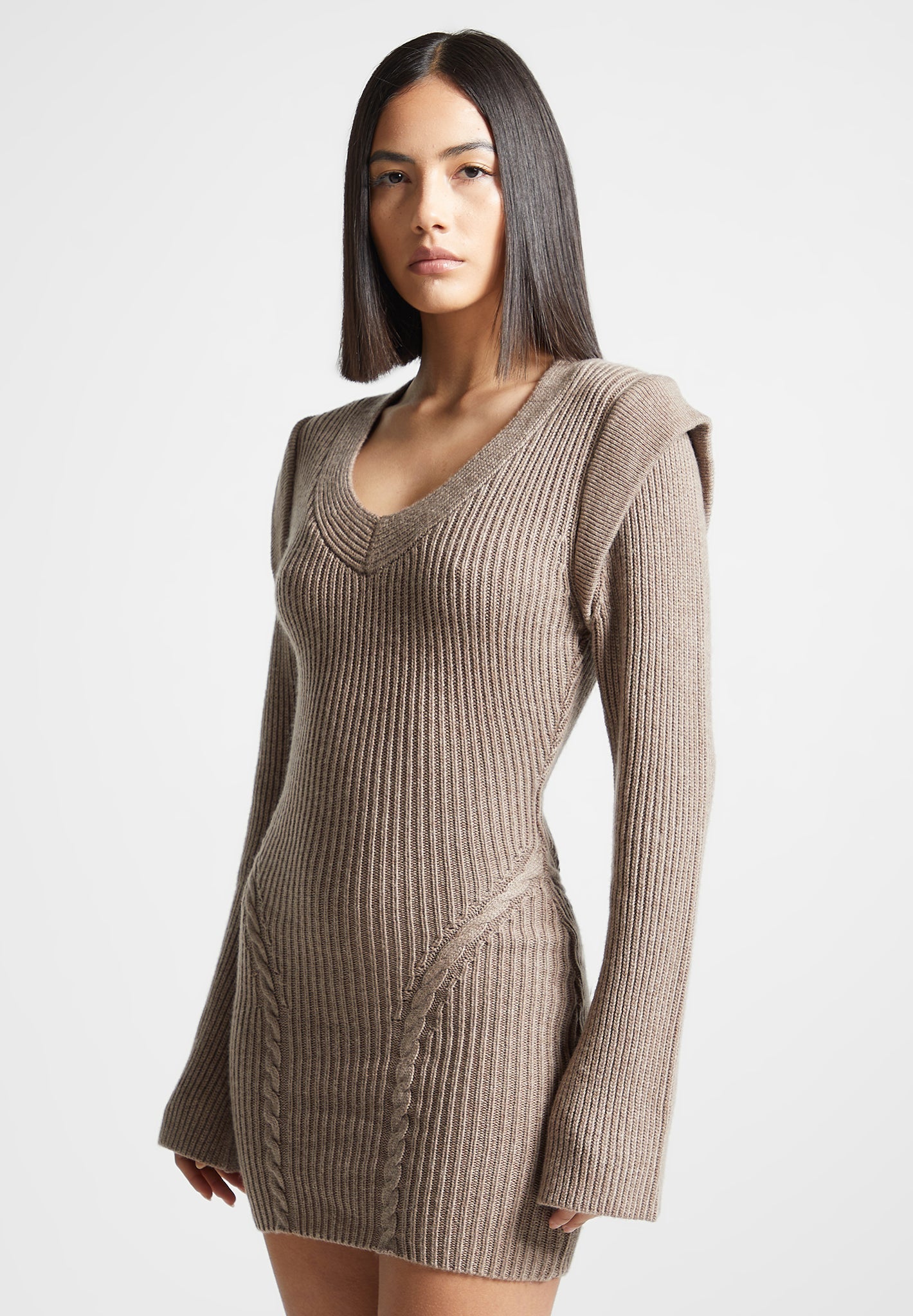 Strick-Minikleid mit weiten Schultern und Konturen - Taupe