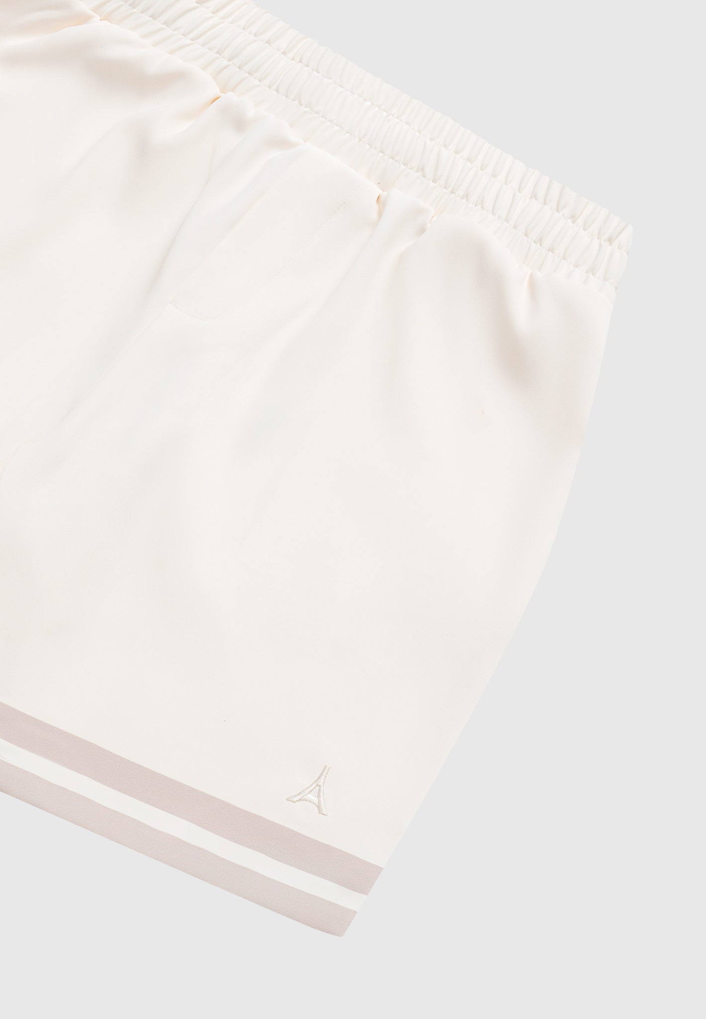 Shorts mit Blumenbordüre - Creme