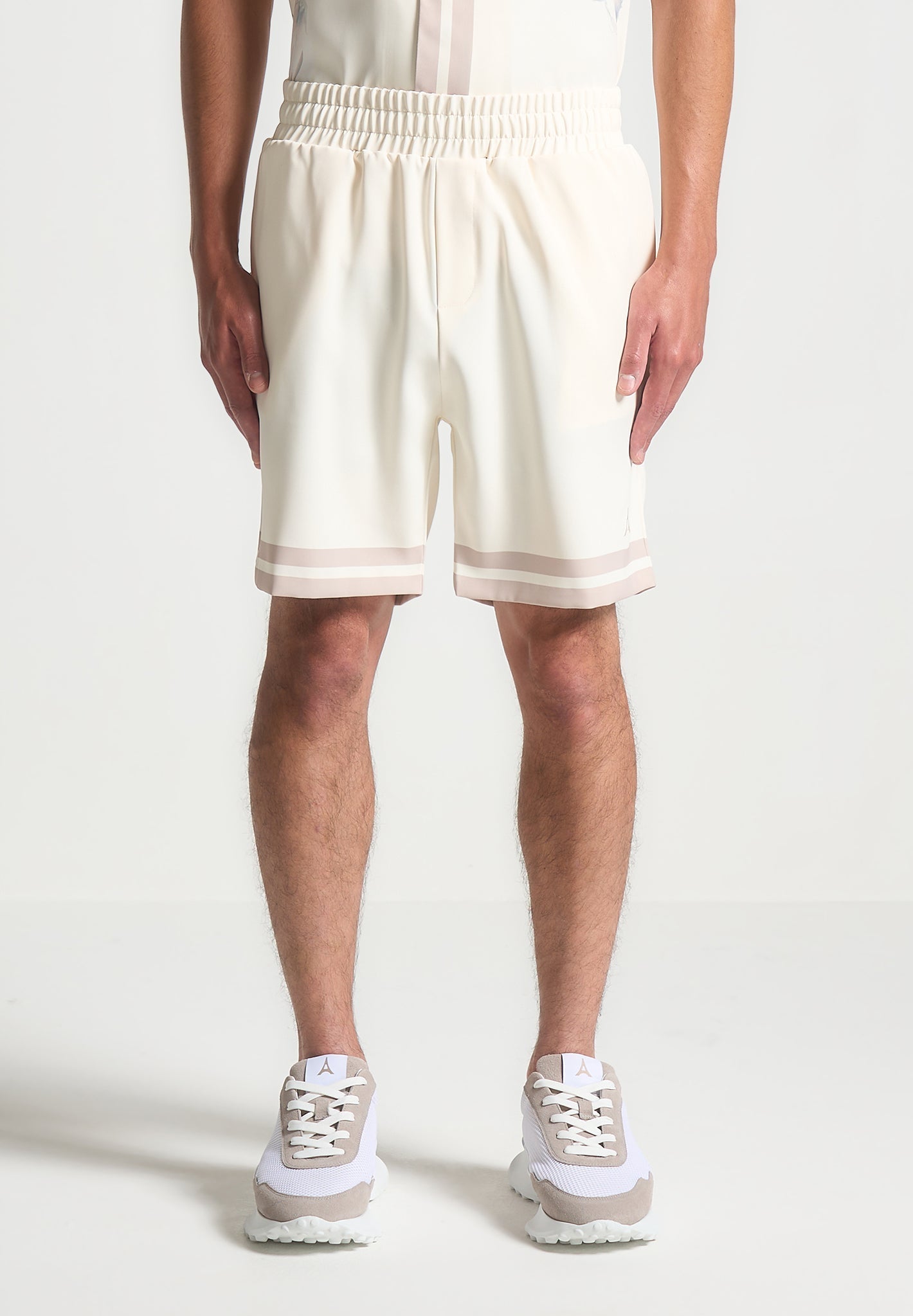 Shorts mit Blumenbordüre - Creme