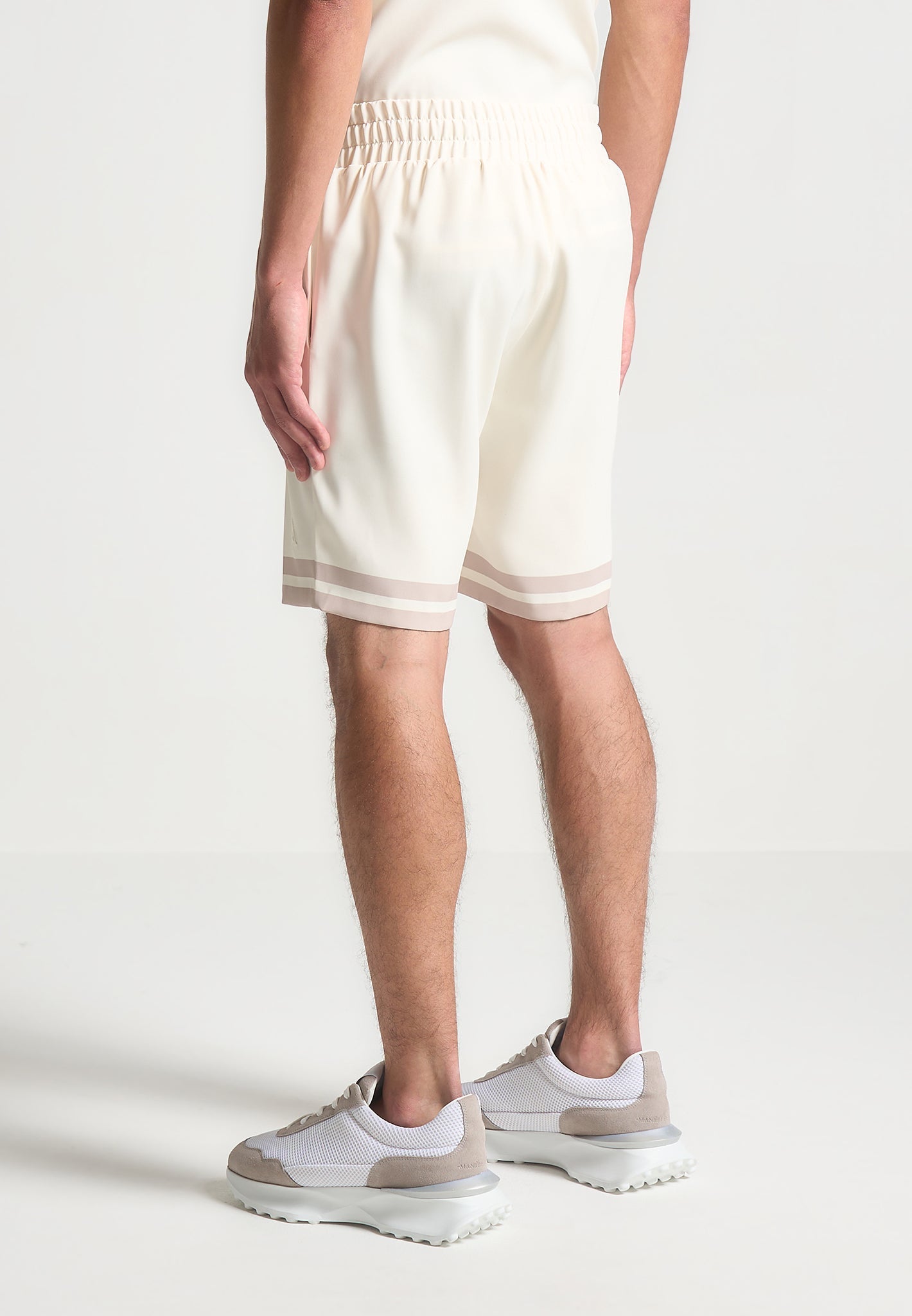 Shorts mit Blumenbordüre - Creme