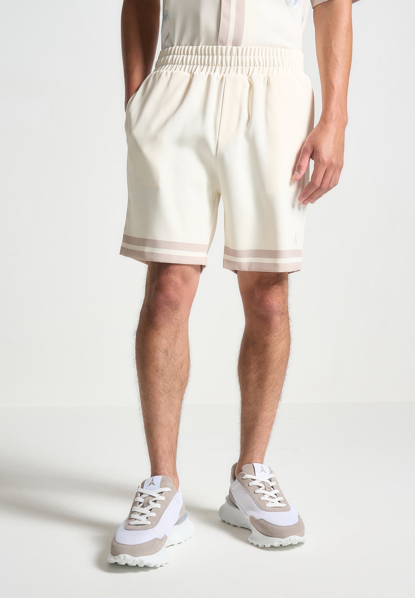 Shorts mit Blumenbordüre - Creme