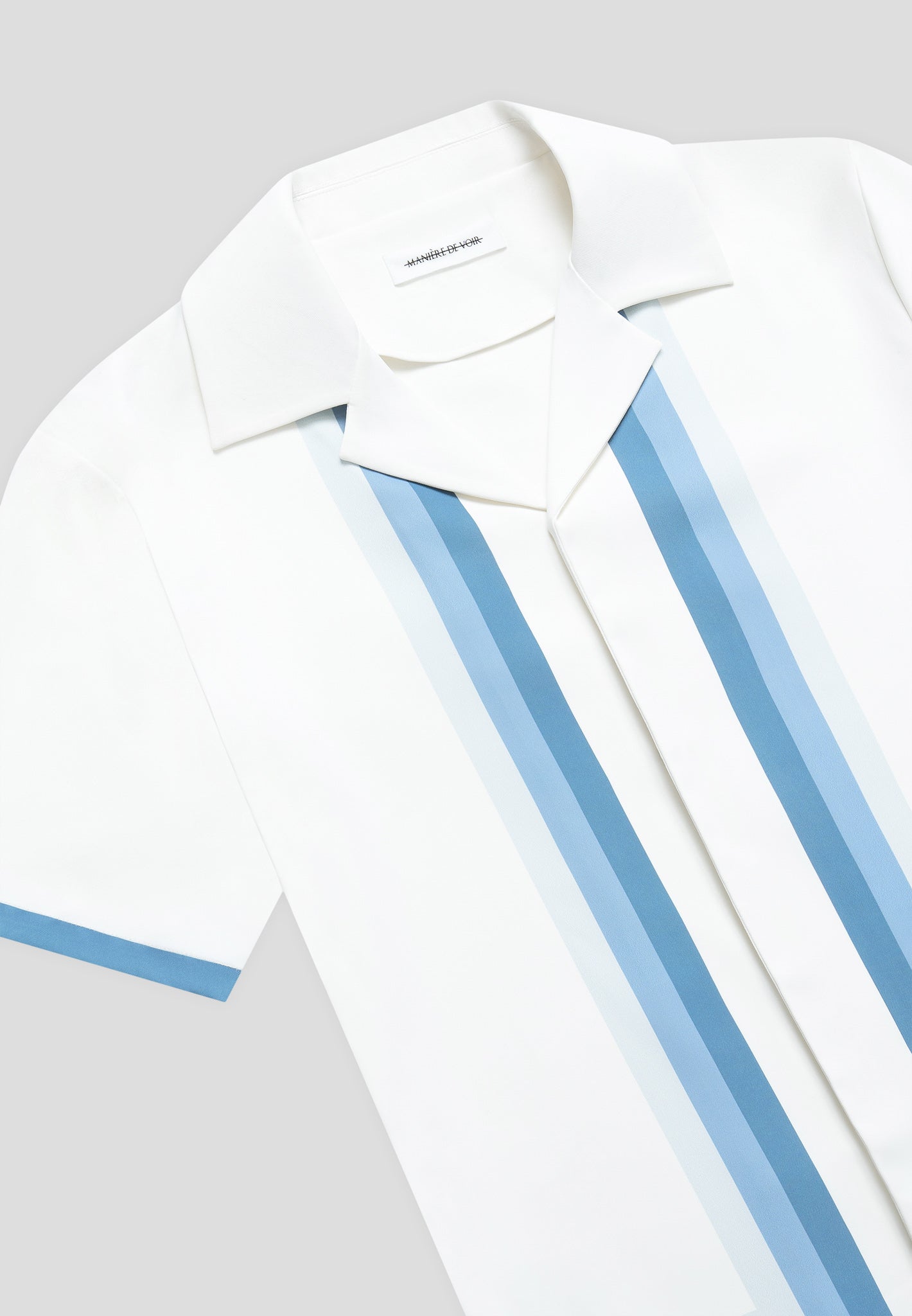 Hemd mit Reverskragen und Ombré-Bordüre – Weiß/Blau