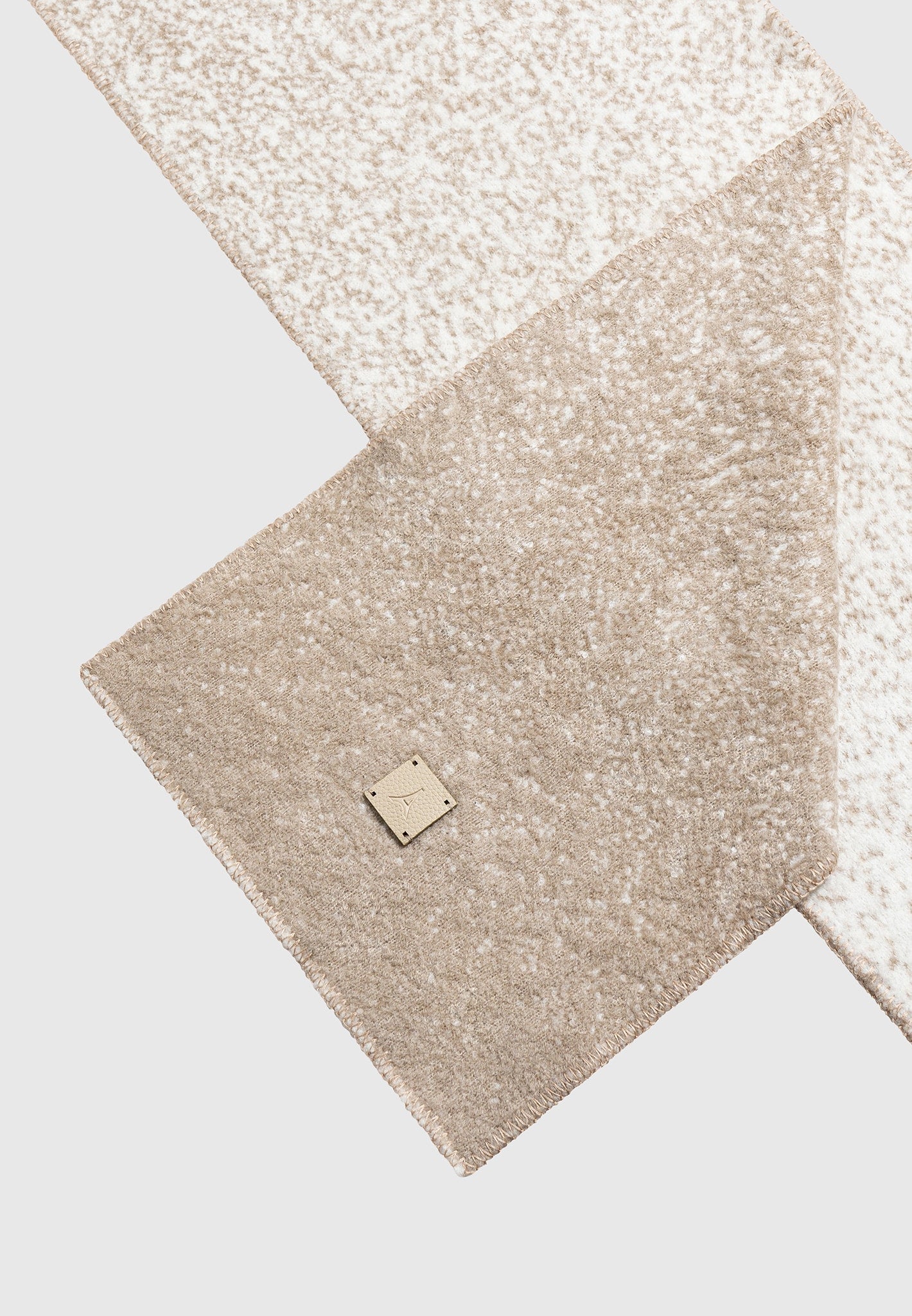 Wendeschal aus Wollstrick mit Ombré-Muster – Beige/Weiß