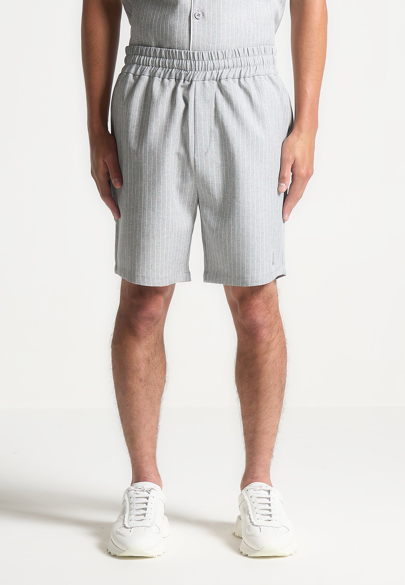 Nadelstreifen-Shorts - Grau