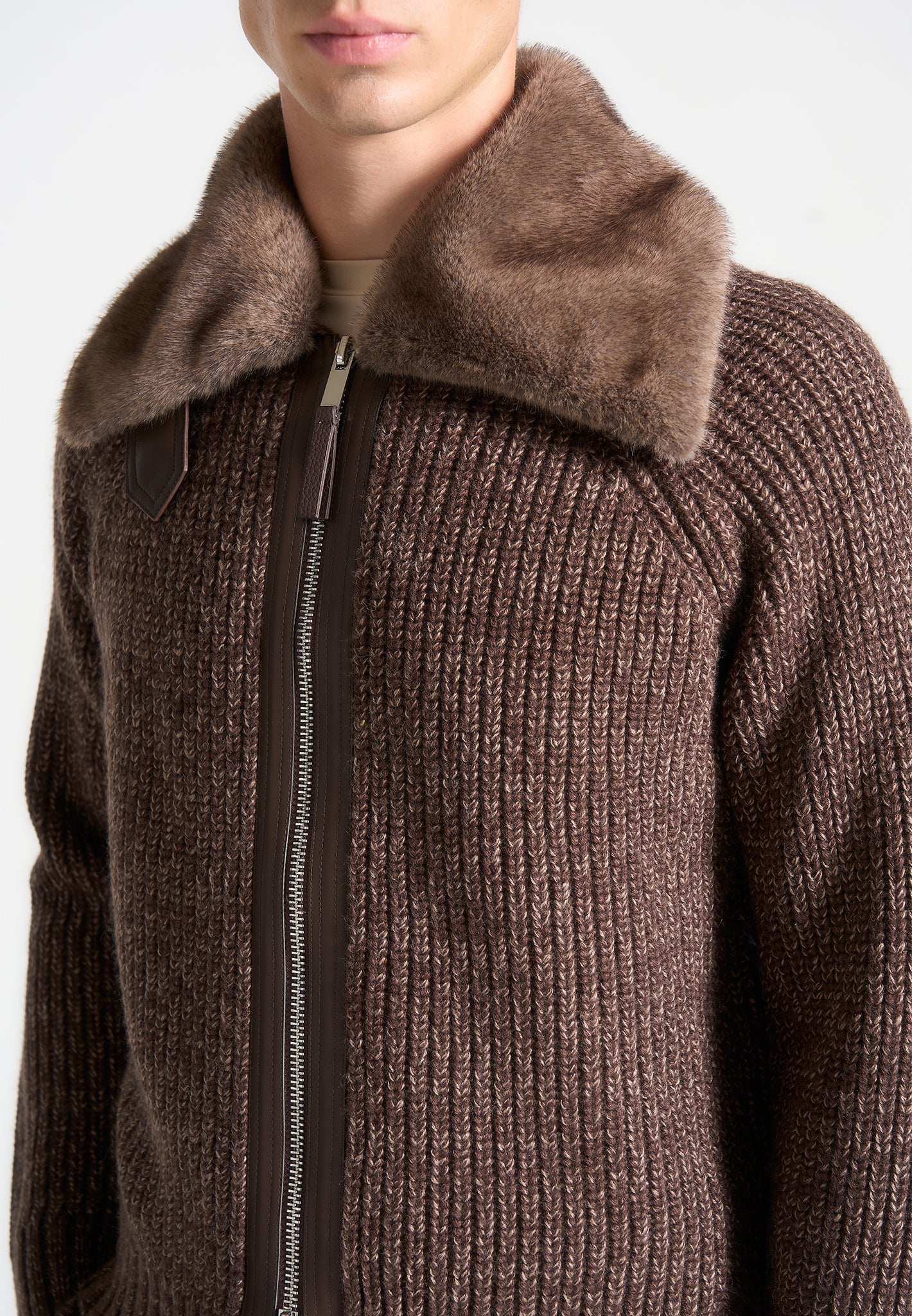 Wollstrickjacke mit Plüschkragen - Braun