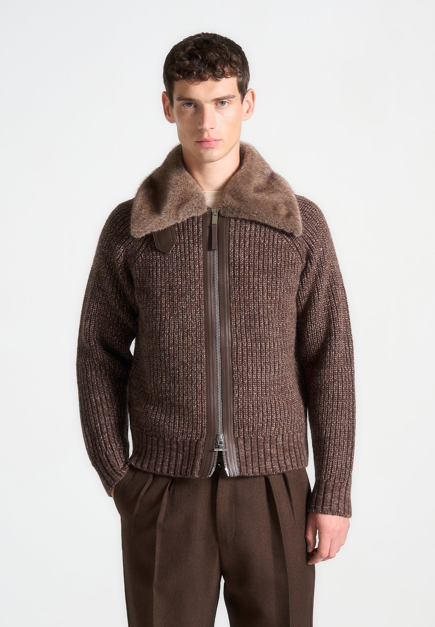Wollstrickjacke mit Plüschkragen - Braun