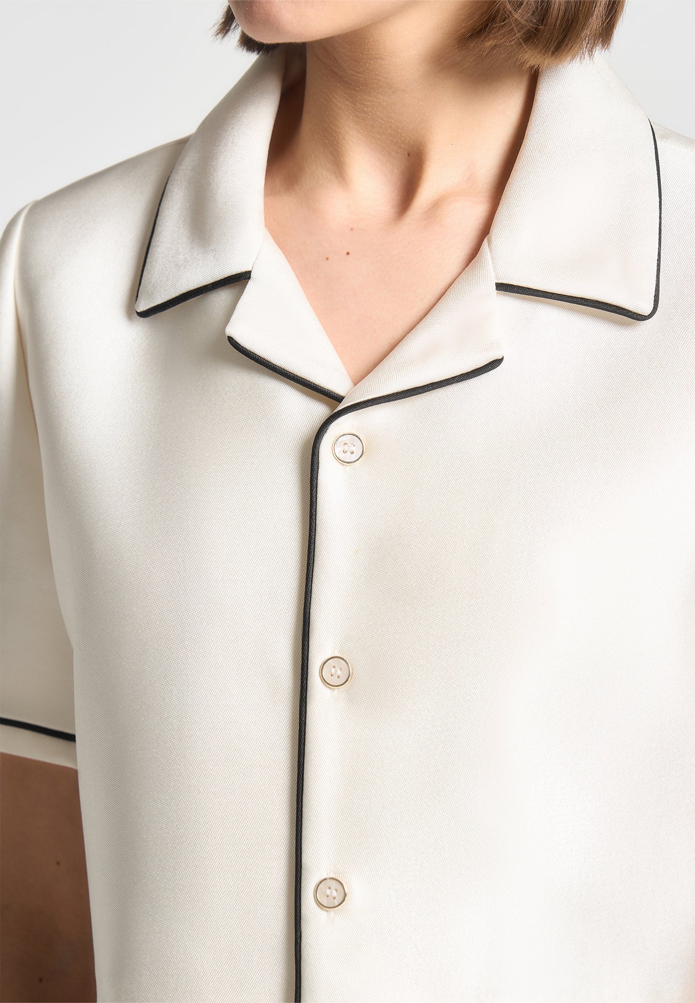 Kurzes Satin-Shirt mit Paspelierung - Creme