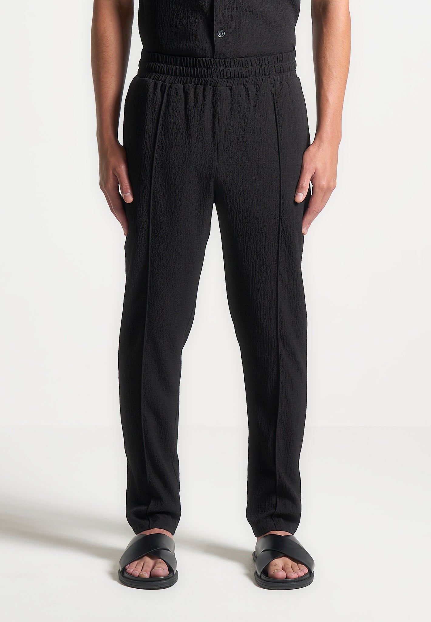 Karottenhose aus Seersucker - Schwarz