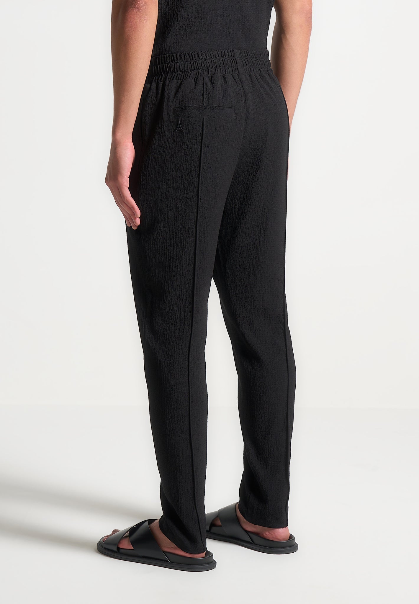 Karottenhose aus Seersucker - Schwarz