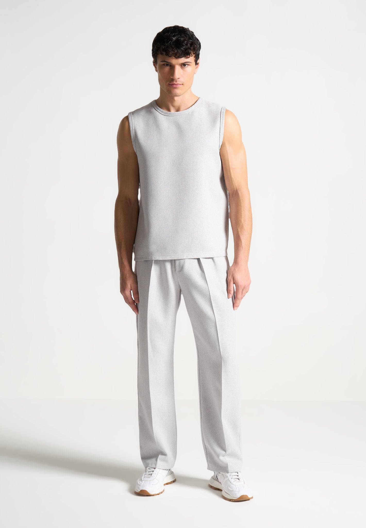 Strukturierte Bundfaltenhose im Relaxed Fit - Grau