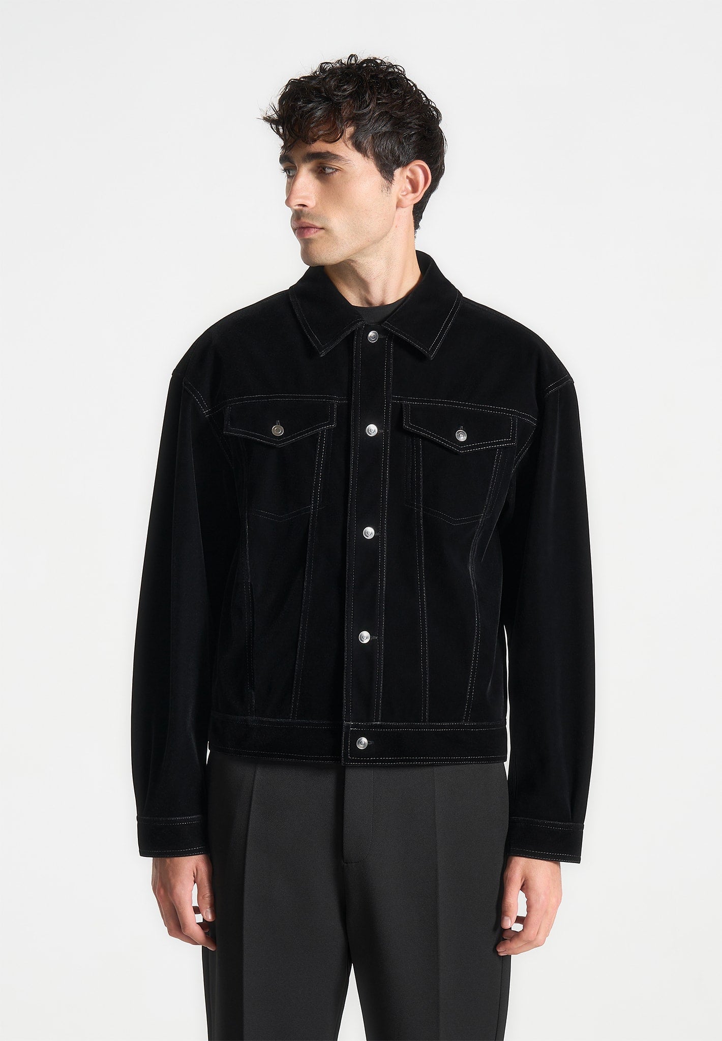 Truckerjacke aus Samt mit Kontrastnähten - Schwarz