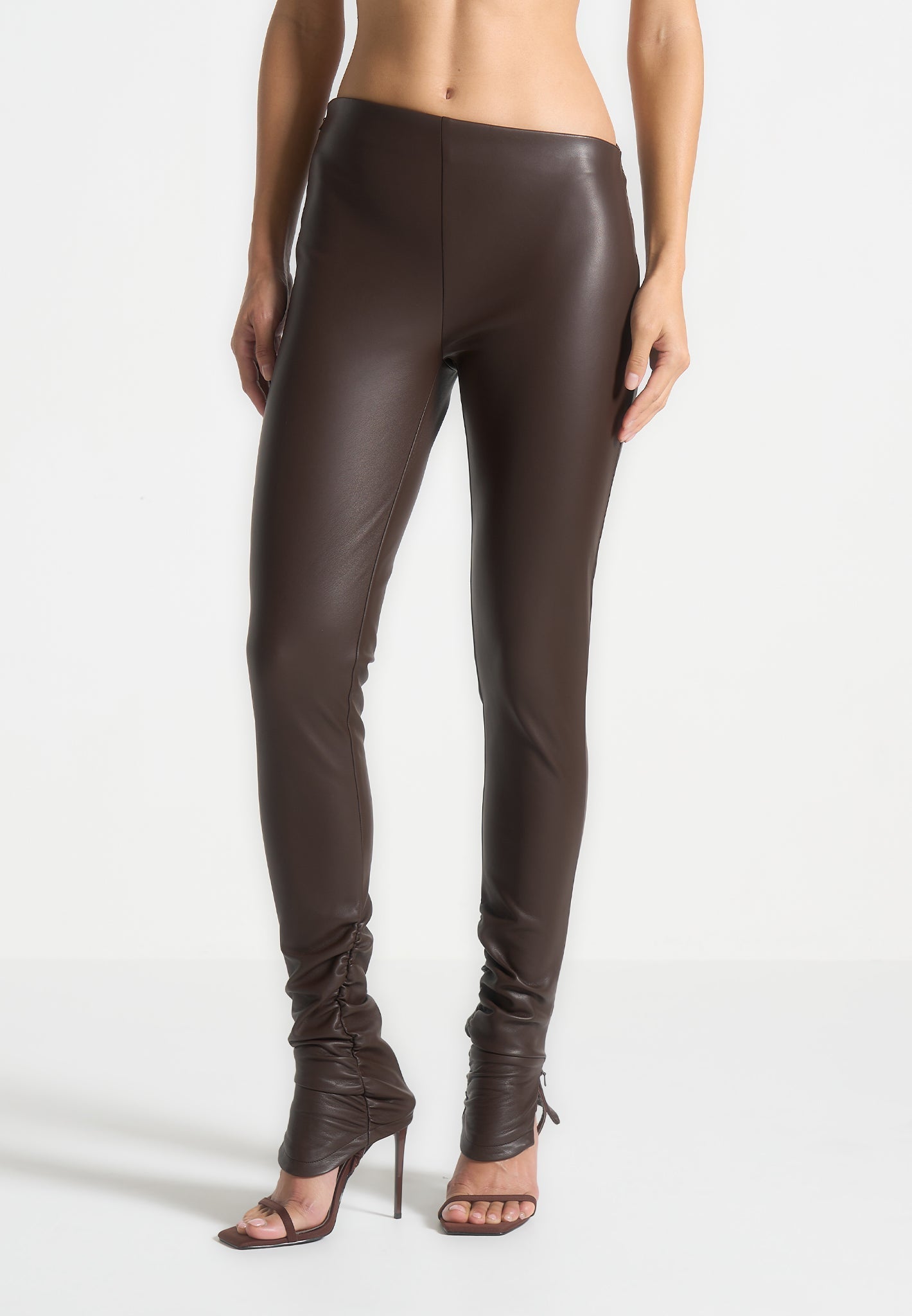 Leggings aus Leder mit abgewinkeltem Bund - Braun