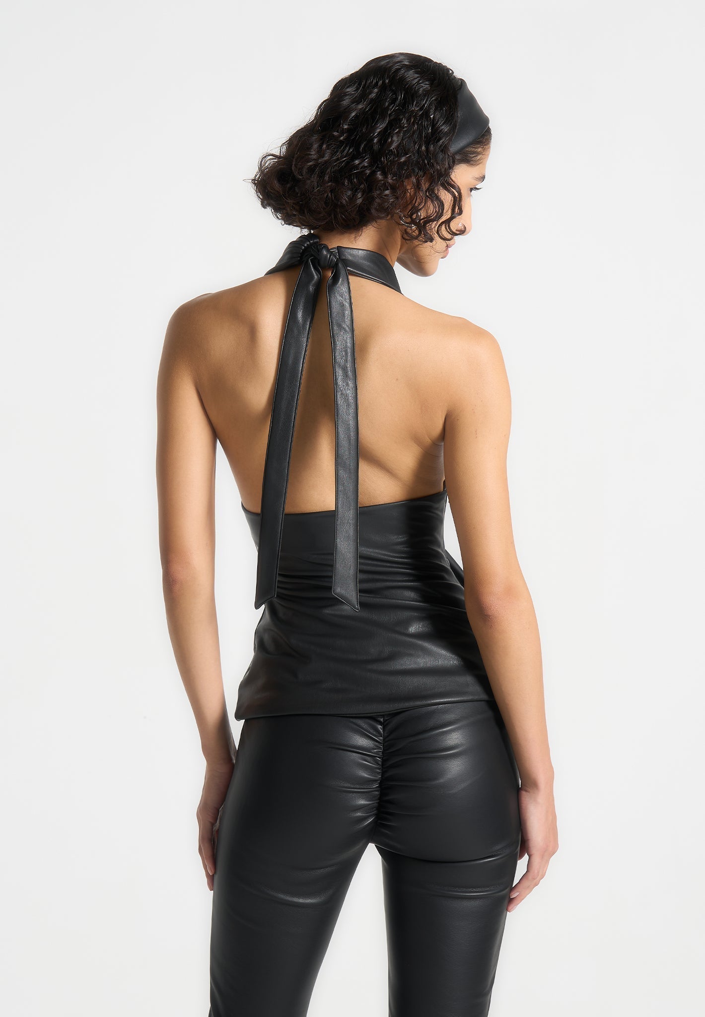 Drapiertes Neckholder-Top aus Leder - Schwarz
