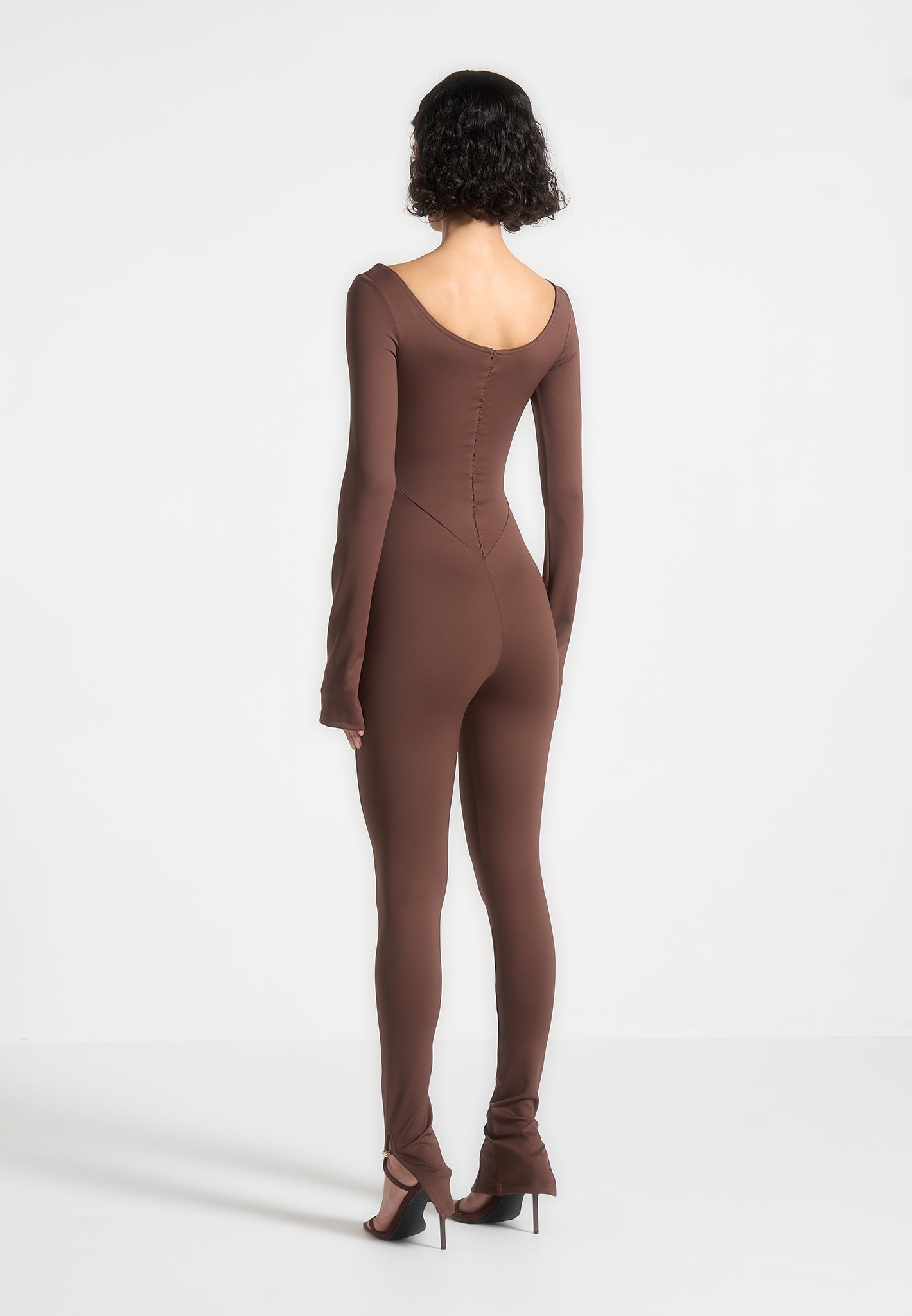 Schulterfreier Jumpsuit mit Twisted-Bust-Design - Braun